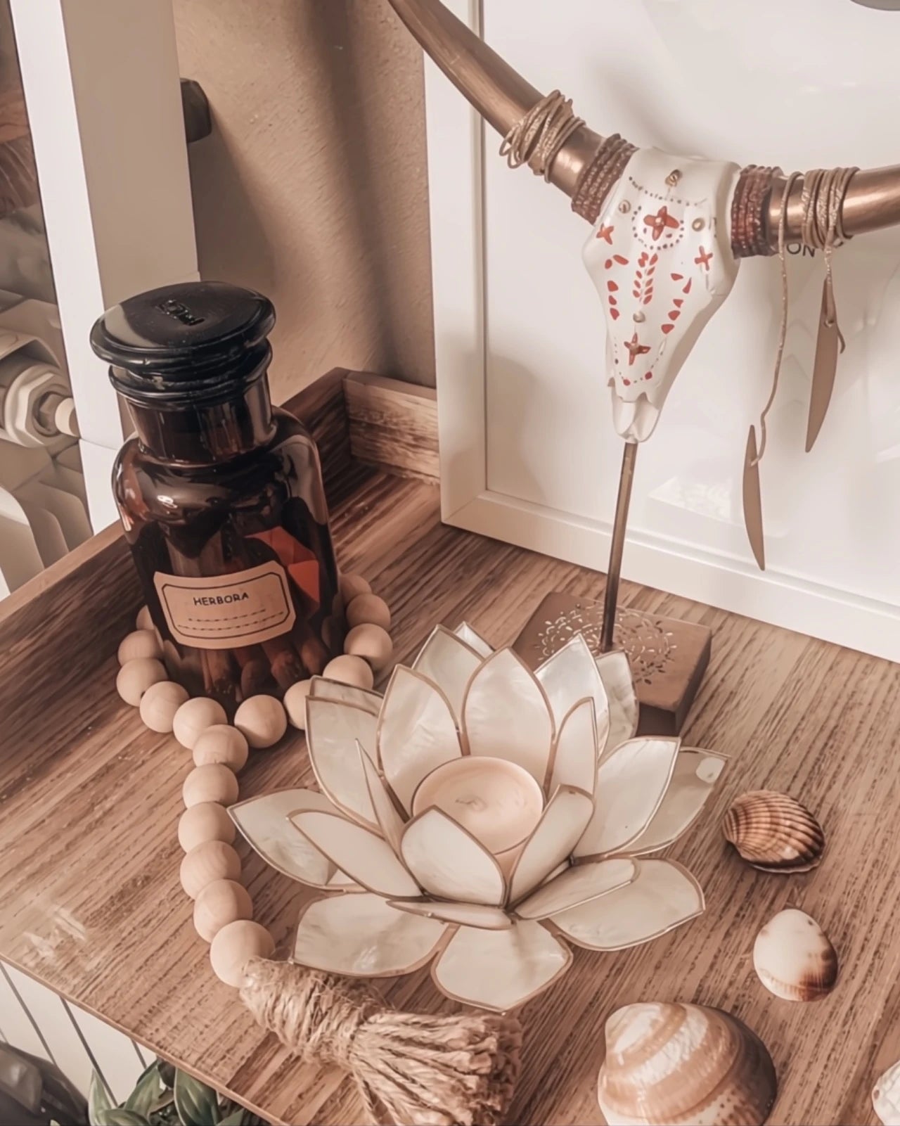 Puro: portacandele a forma di fior di loto realizzato artigianalmente in conchiglia di capiz