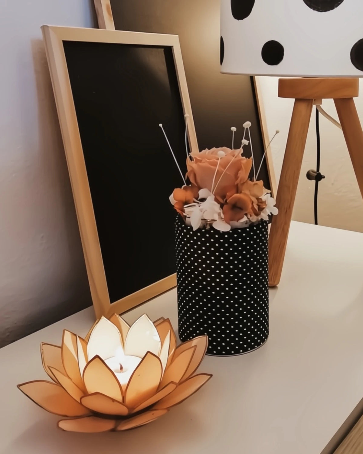 Puro: portacandele a forma di fior di loto realizzato artigianalmente in conchiglia di capiz