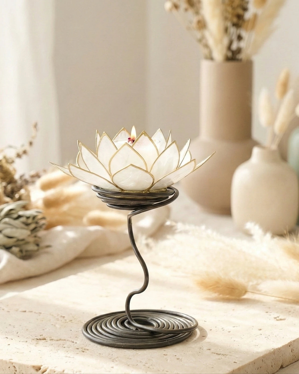 Puro: portacandele a forma di fior di loto realizzato artigianalmente in conchiglia di capiz