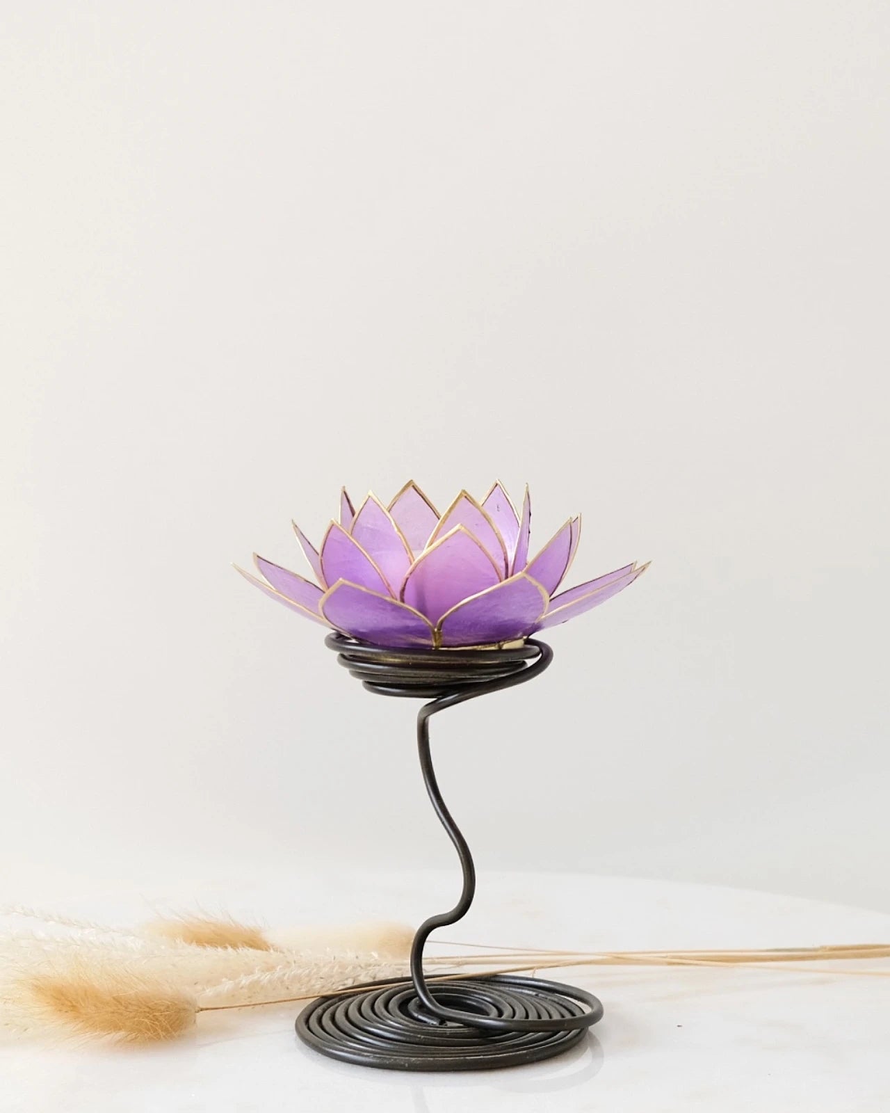 Puro: portacandele a forma di fior di loto in conchiglia con stelo colore lilla