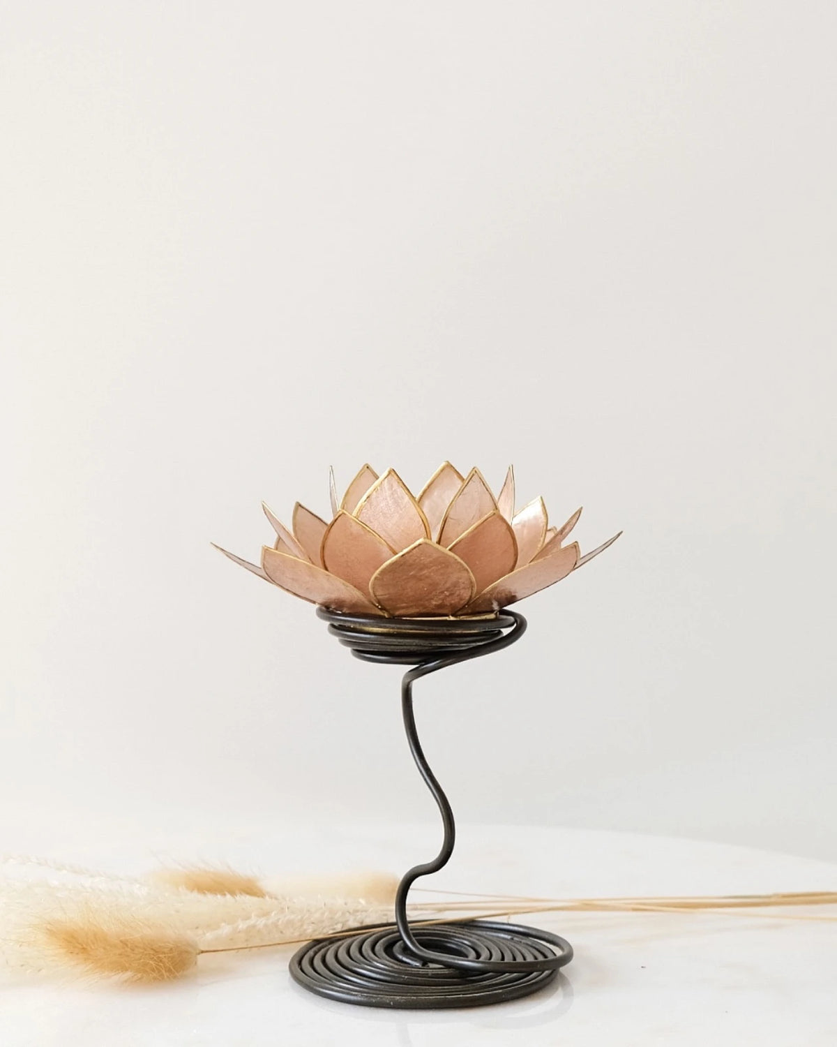 Puro: portacandele a forma di fior di loto in conchiglia con stelo colore oro