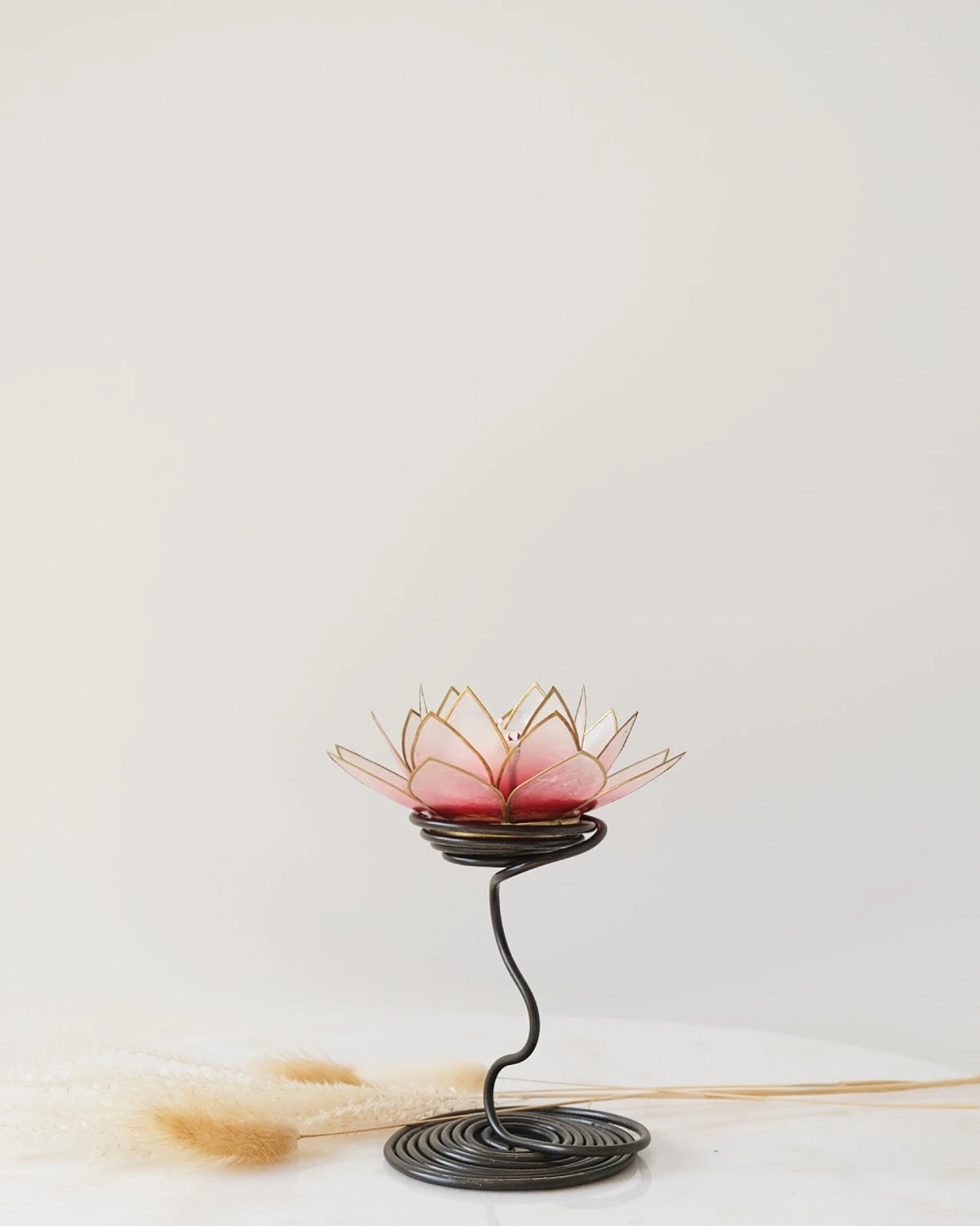 Puro: portacandele a forma di fior di loto in conchiglia con stelo colore porpora