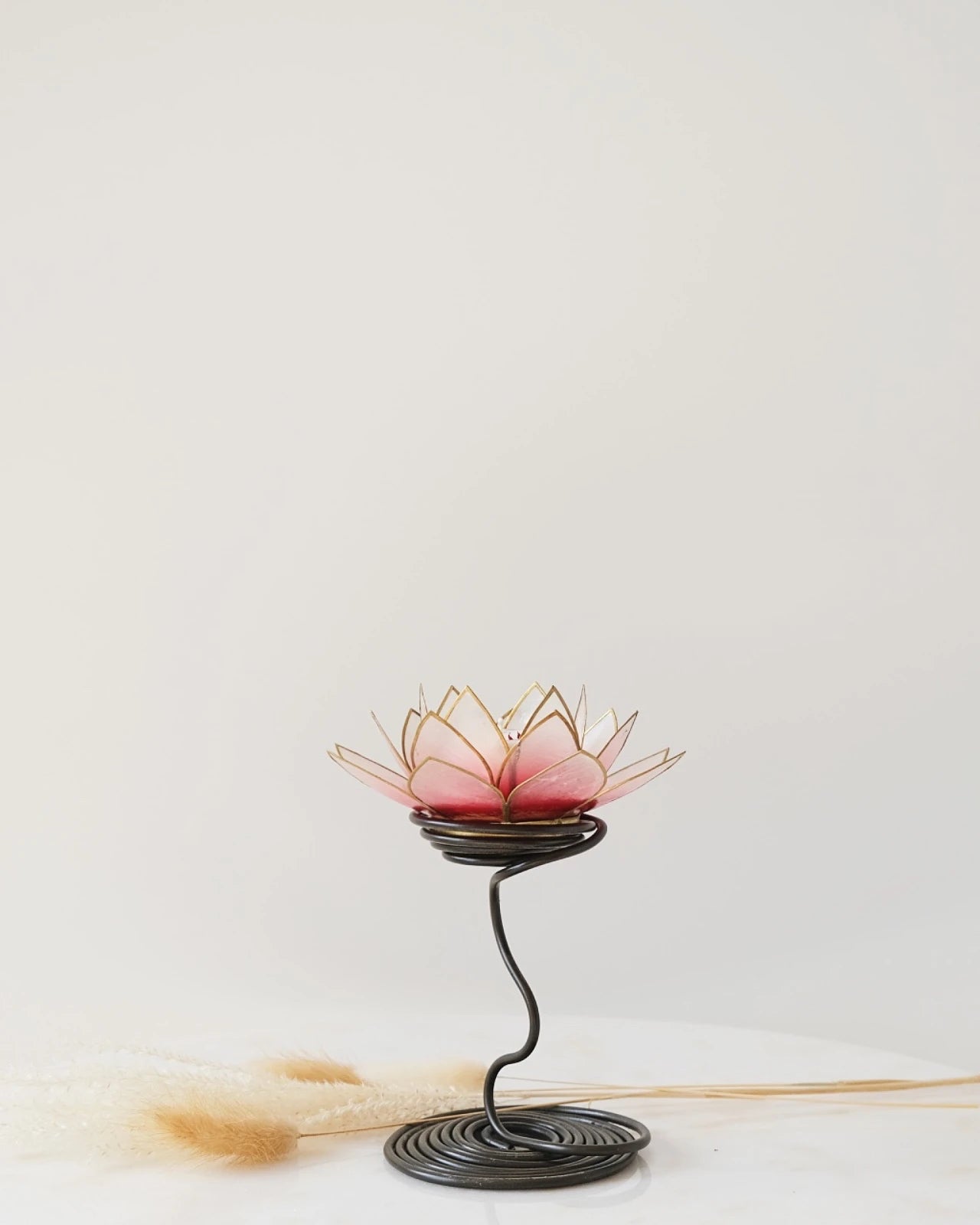 Puro: portacandele a forma di fior di loto in conchiglia con stelo colore porpora