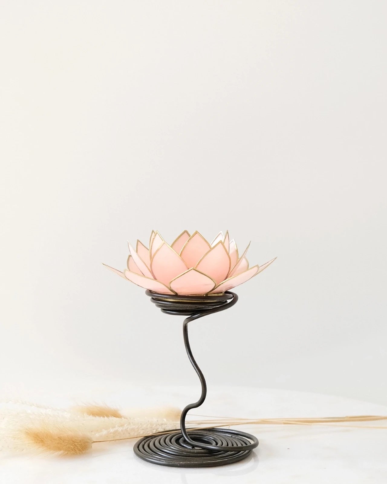 Puro: portacandele a forma di fior di loto in conchiglia con stelo colore rosa pastello