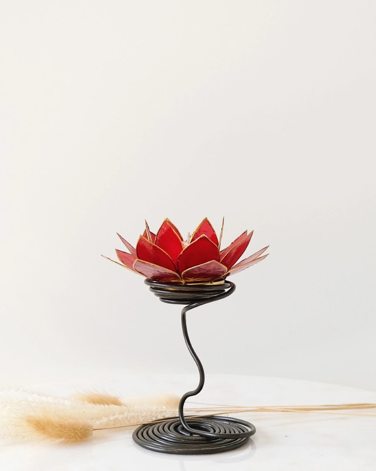Puro: portacandele a forma di fior di loto in conchiglia con stelo colore rosso