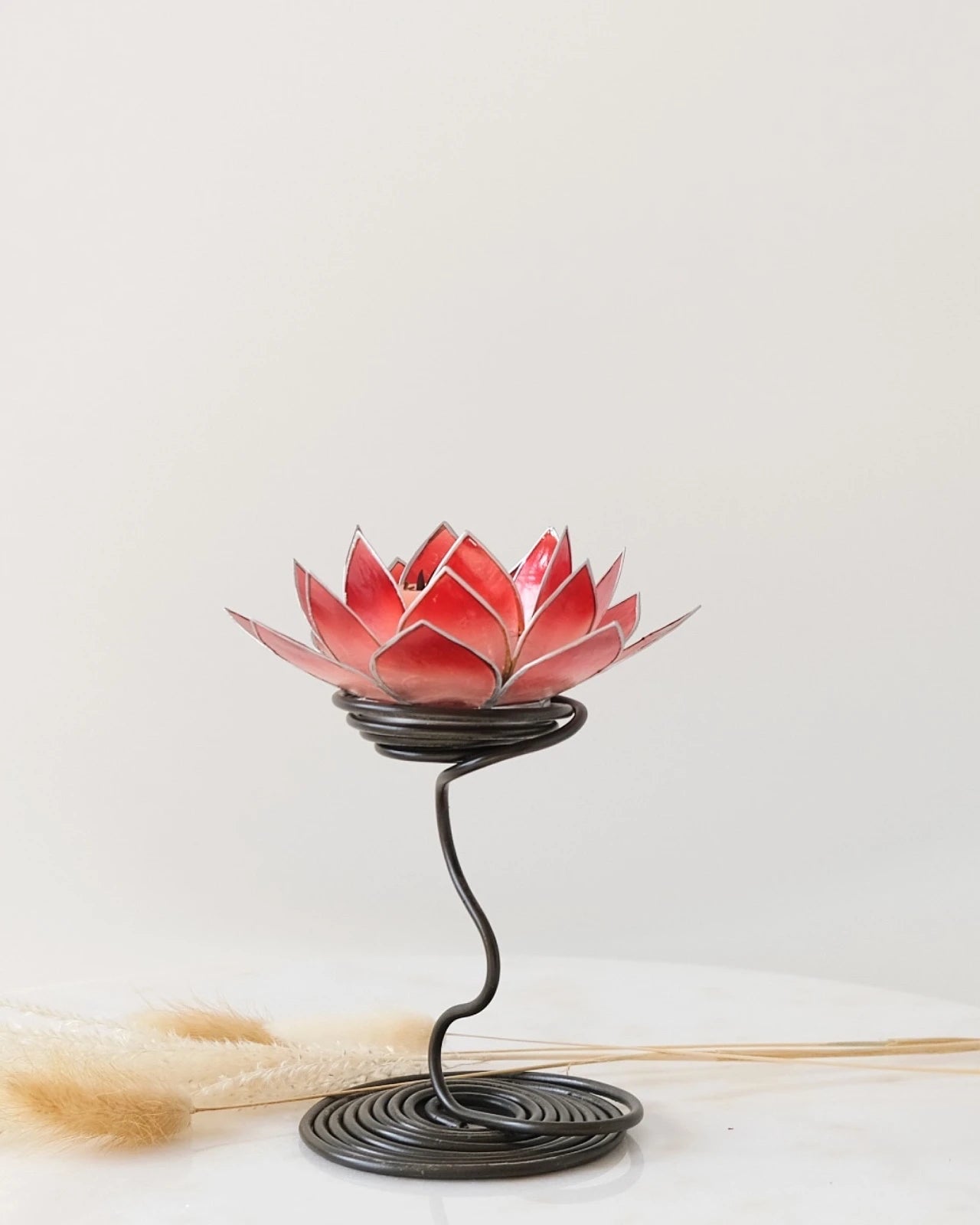 Puro: portacandele a forma di fior di loto in conchiglia con stelo colore rosso sfumato
