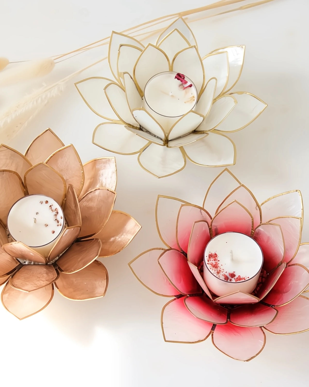 Puro: portacandele a forma di fior di loto realizzato artigianalmente in conchiglia di capiz