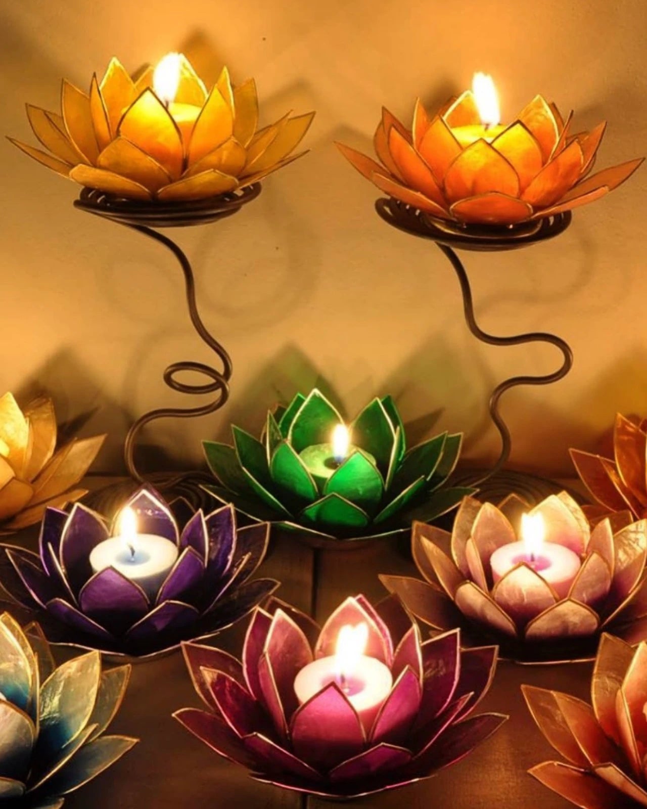 Puro: portacandele a forma di fior di loto realizzato artigianalmente in conchiglia di capiz