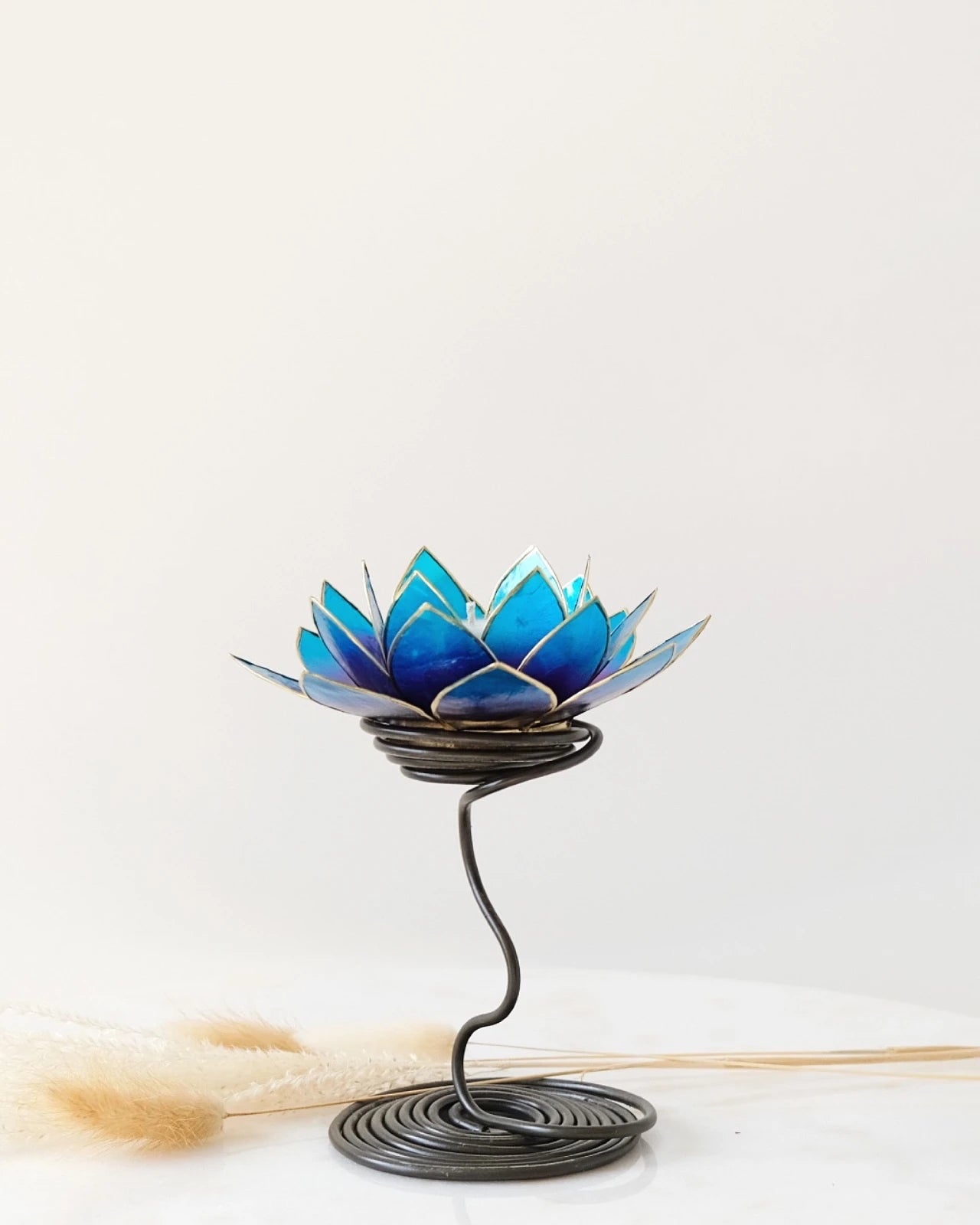 Puro: portacandele a forma di fior di loto in conchiglia con stelo colore viola blu