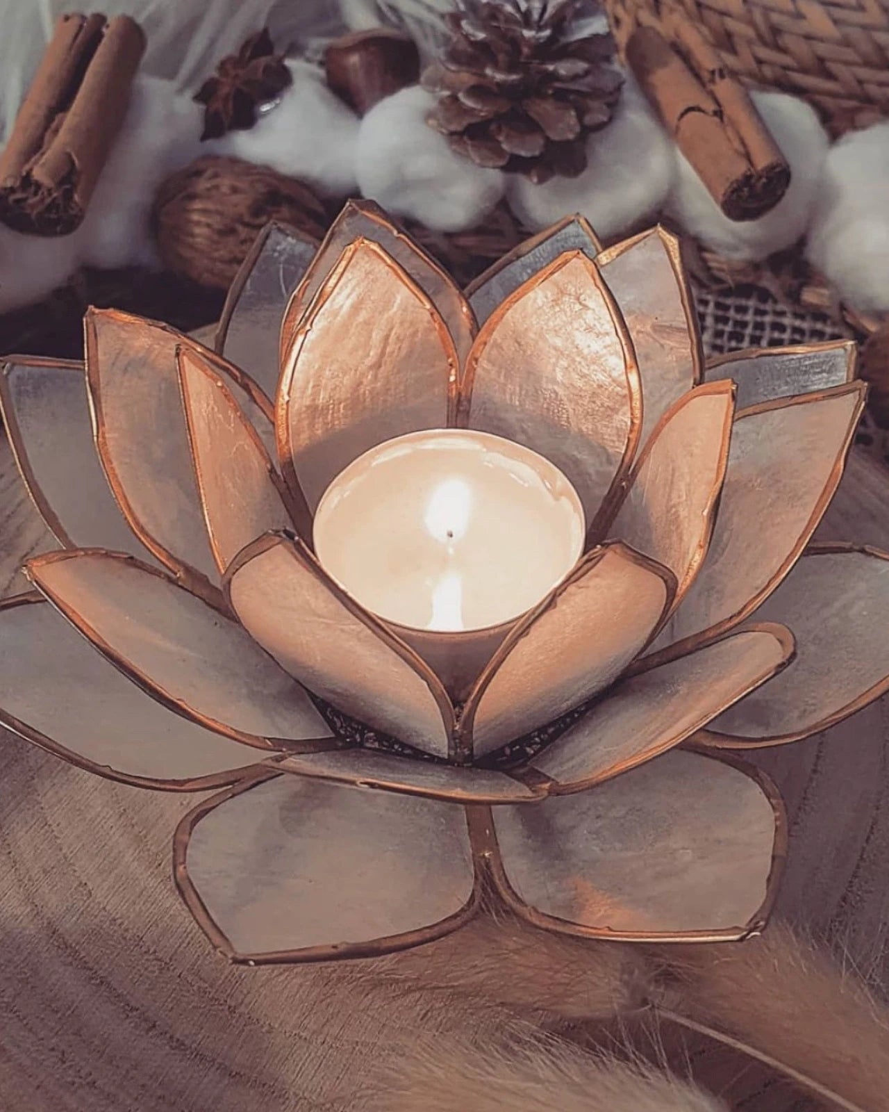 Puro: portacandele a forma di fior di loto realizzato artigianalmente in conchiglia di capiz