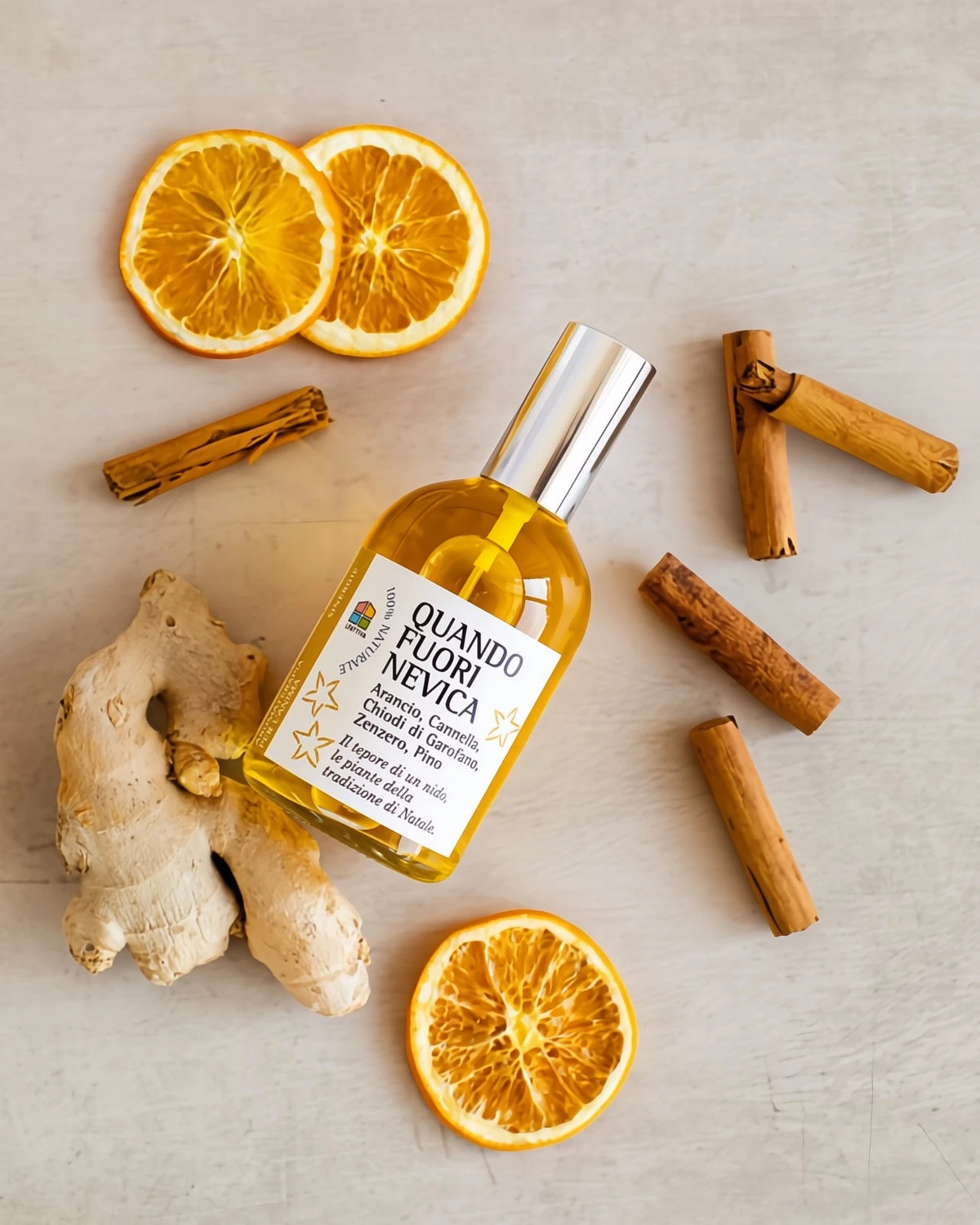 Spray naturale aromaterapico natalizio con oli essenziali di Arancio, Cannella, Zenzero, Pino. Caldo e speziato per casa e tessuti. 