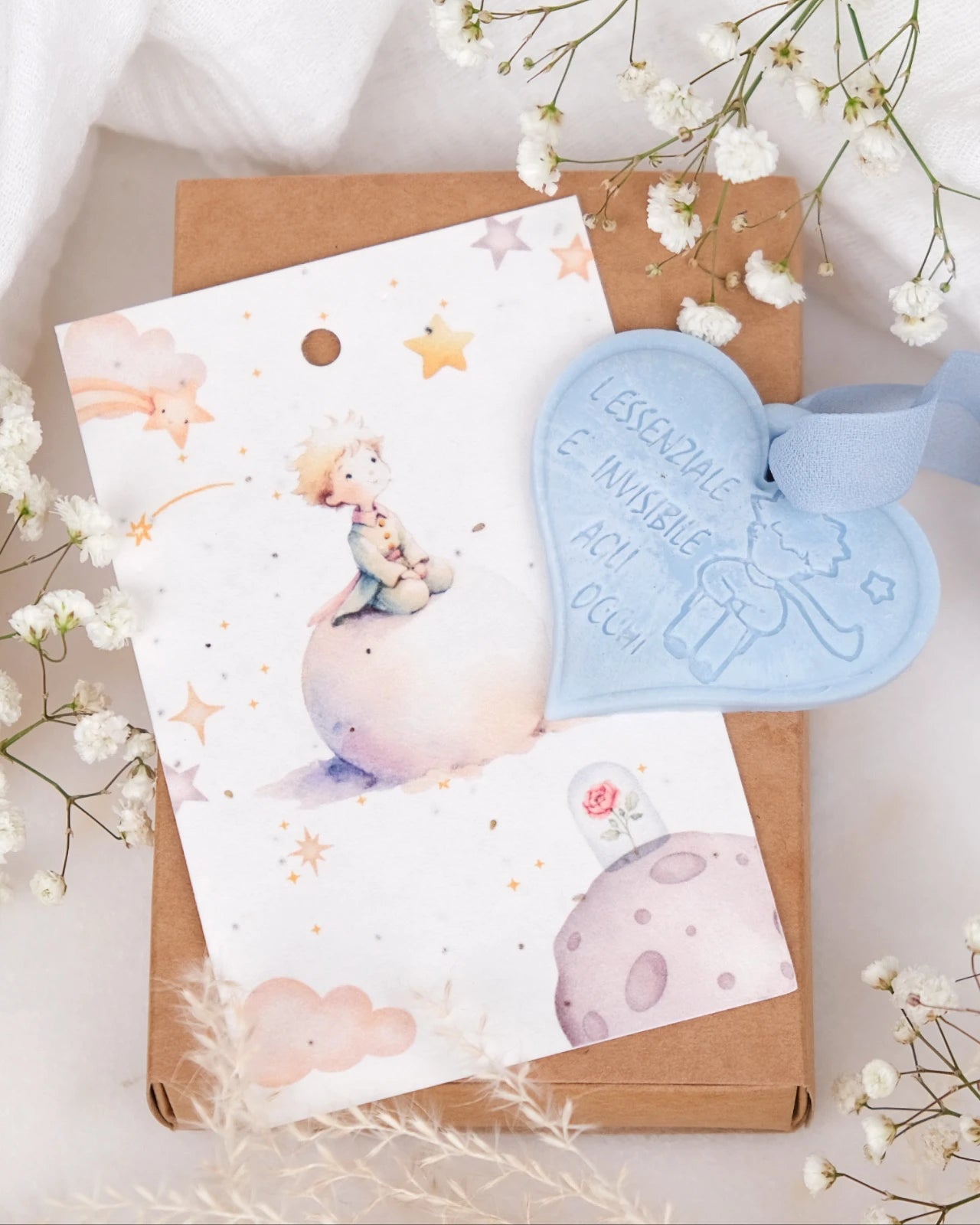 Tavoletta in cera di soia Il Piccolo Principe con cartolina carta semi piantabile e nastro crepe di seta | Profumo solido per armadi e cassetti | L'essenziale è invisibile agli occhi - celeste polvere