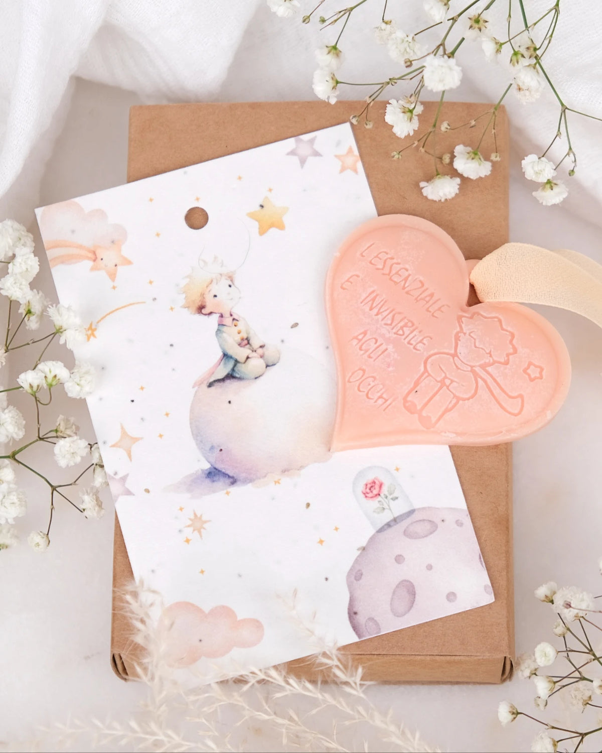 Tavoletta in cera di soia Il Piccolo Principe con cartolina carta semi piantabile e nastro crepe di seta | Profumo solido per armadi e cassetti | L&#39;essenziale è invisibile agli occhi - pesca