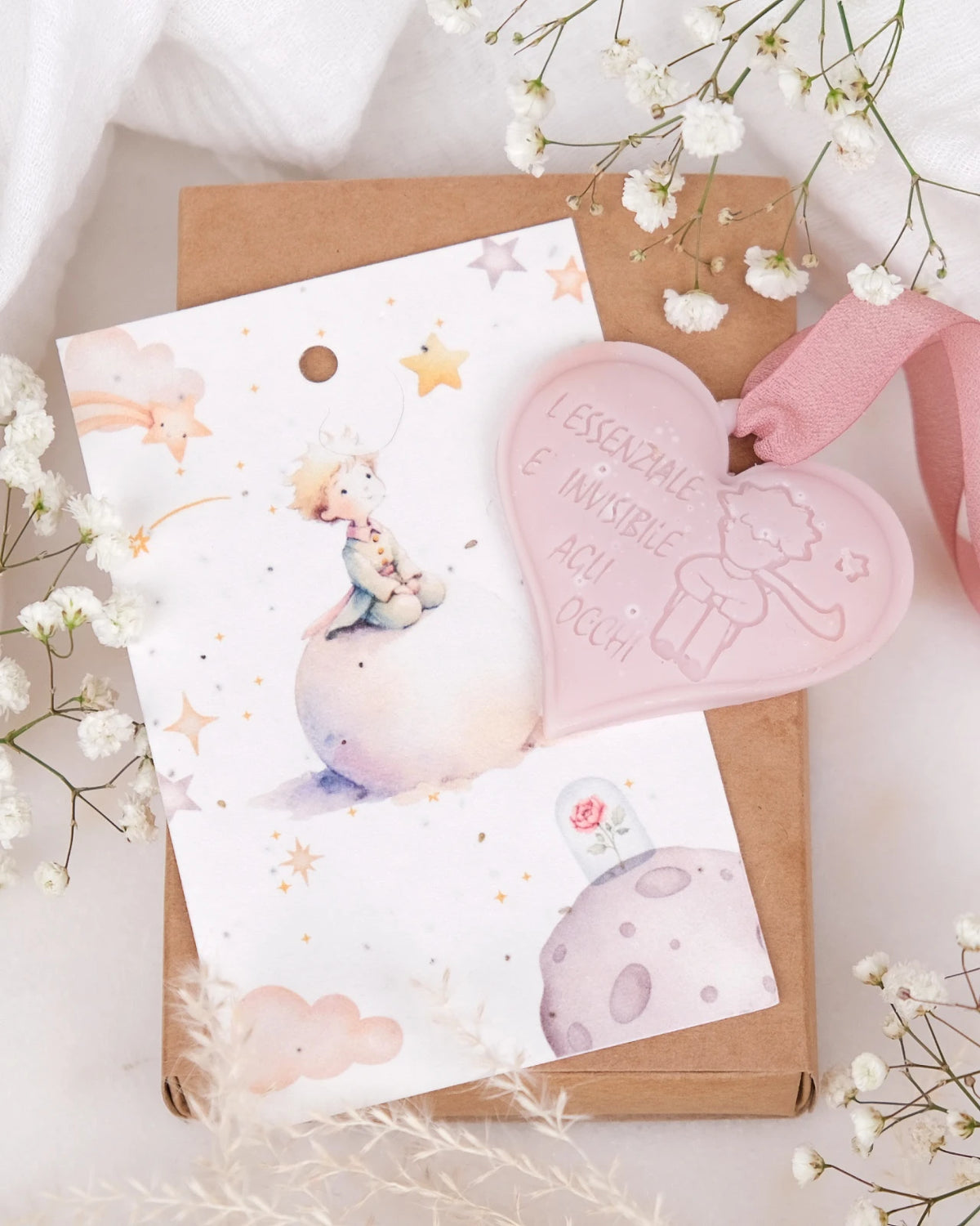 Tavoletta in cera di soia Il Piccolo Principe con cartolina carta semi piantabile e nastro crepe di seta | Profumo solido per armadi e cassetti | L&#39;essenziale è invisibile agli occhi - rosa cipria antico