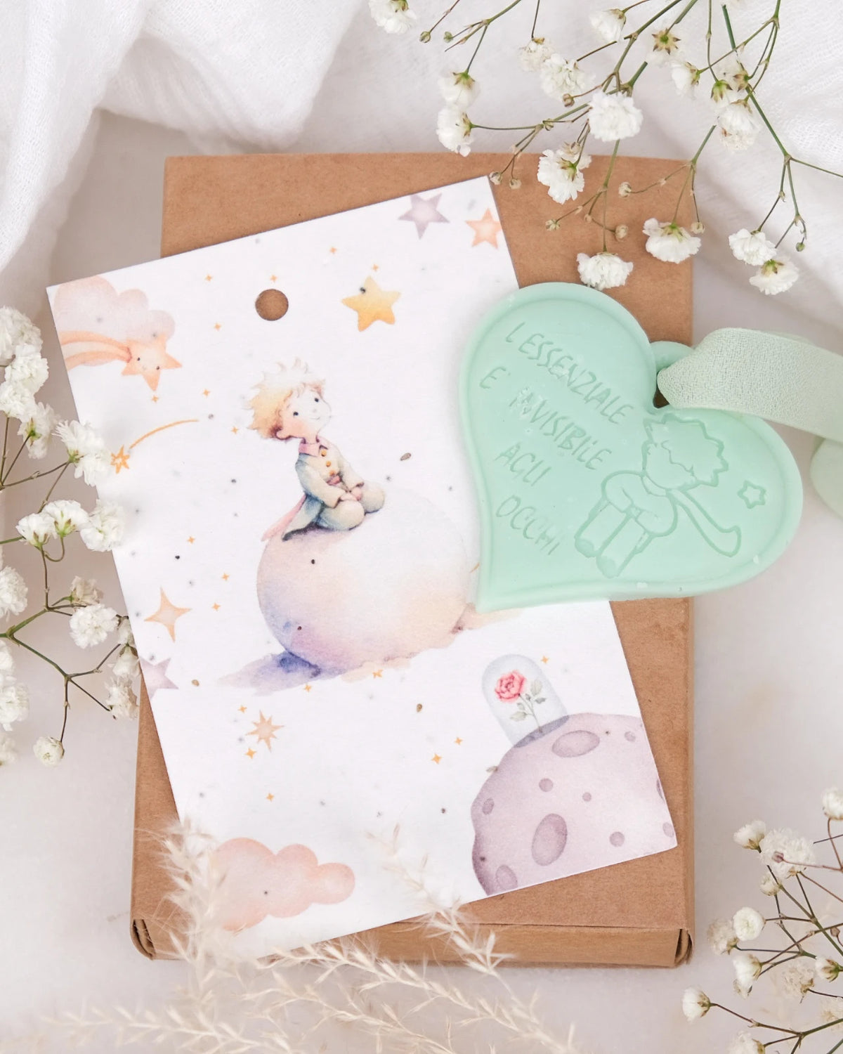 Tavoletta in cera di soia Il Piccolo Principe con cartolina carta semi piantabile e nastro crepe di seta | Profumo solido per armadi e cassetti | L&#39;essenziale è invisibile agli occhi - verde mare