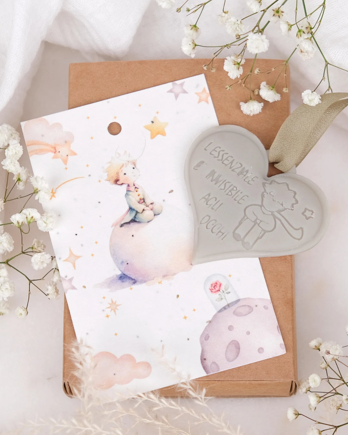 Tavoletta in cera di soia Il Piccolo Principe con cartolina carta semi piantabile e nastro crepe di seta | Profumo solido per armadi e cassetti | L&#39;essenziale è invisibile agli occhi - verde salvia