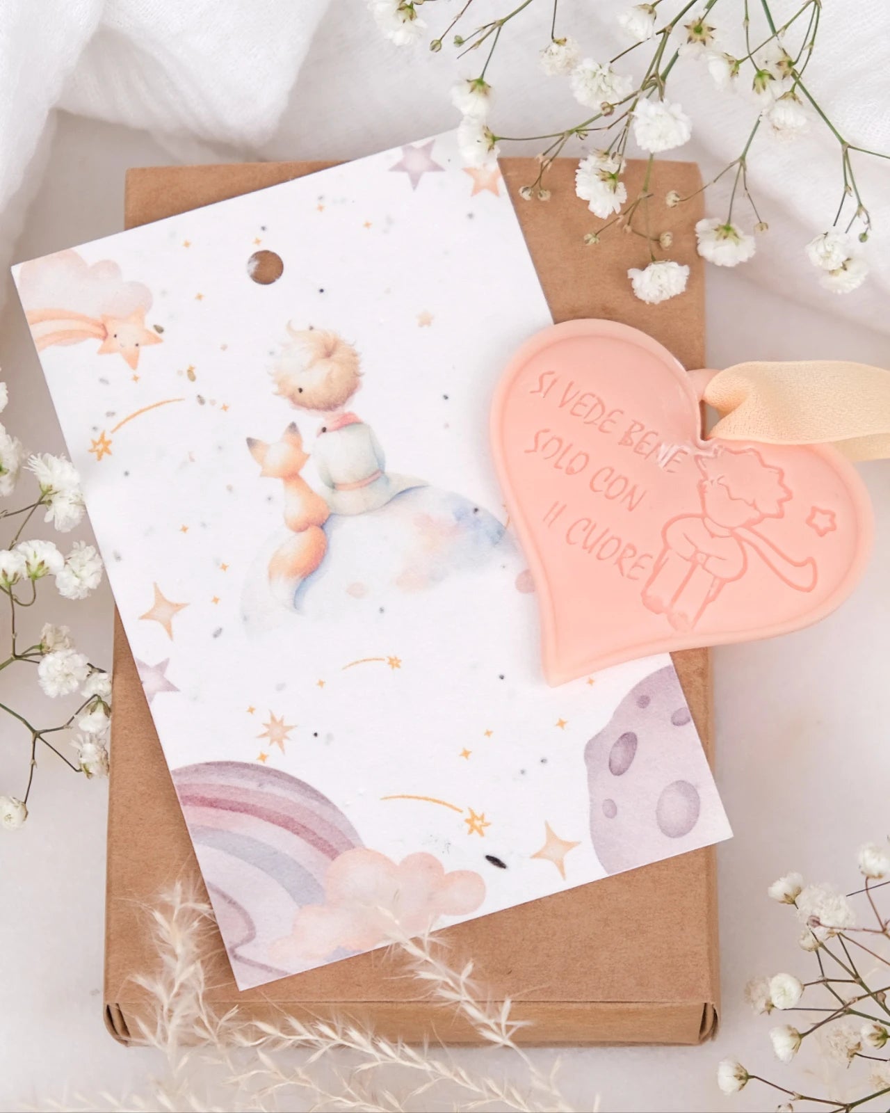 Tavoletta in cera di soia Il Piccolo Principe con cartolina carta semi piantabile e nastro crepe di seta | Profumo solido per armadi e cassetti | L'essenziale è invisibile agli occhi - pesca