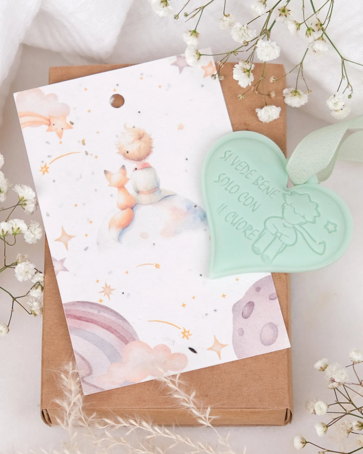 Tavoletta in cera di soia Il Piccolo Principe con cartolina carta semi piantabile e nastro crepe di seta | Profumo solido per armadi e cassetti | L&#39;essenziale è invisibile agli occhi - verde mare