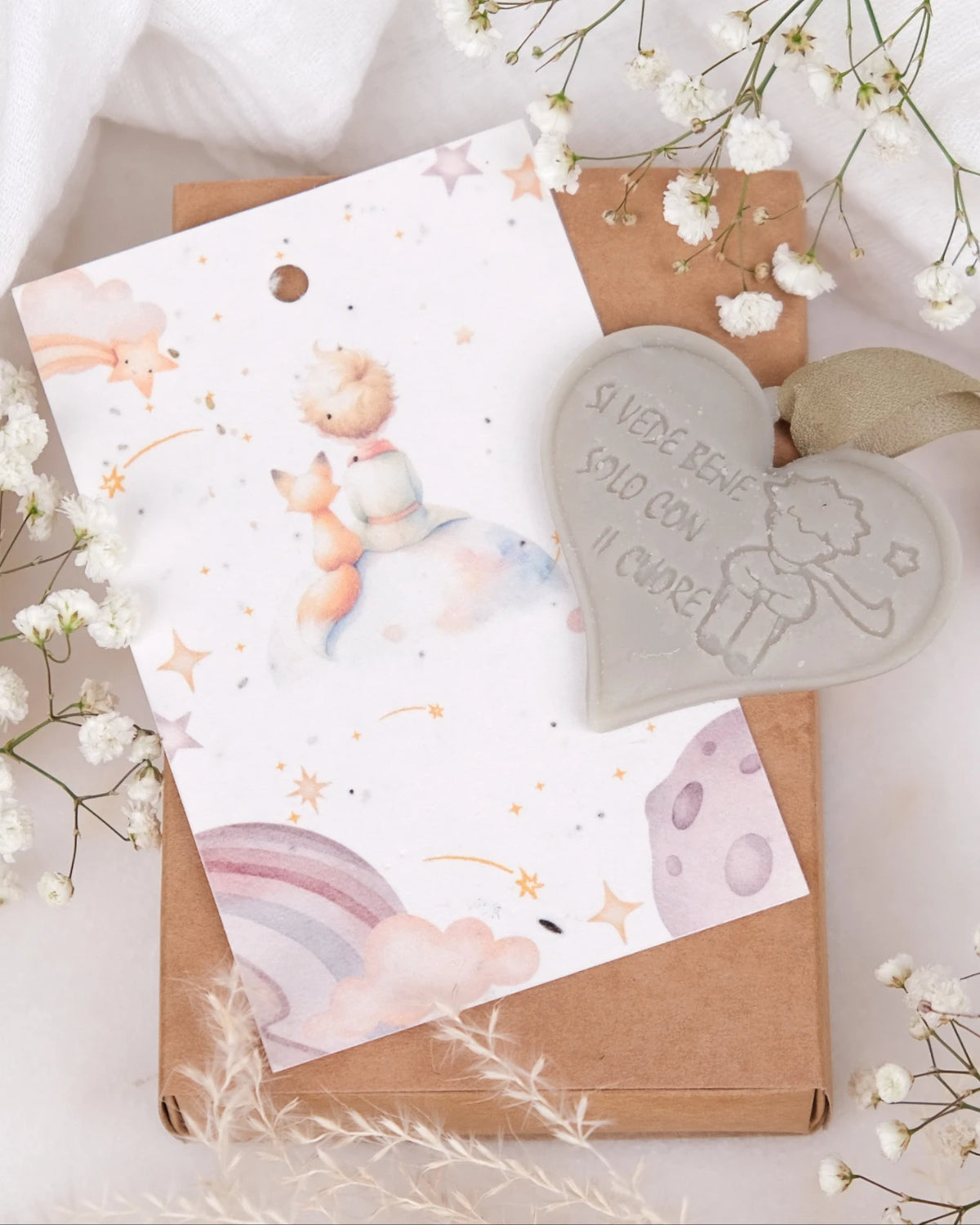 Tavoletta in cera di soia Il Piccolo Principe con cartolina carta semi piantabile e nastro crepe di seta | Profumo solido per armadi e cassetti | L&#39;essenziale è invisibile agli occhi - verde salvia