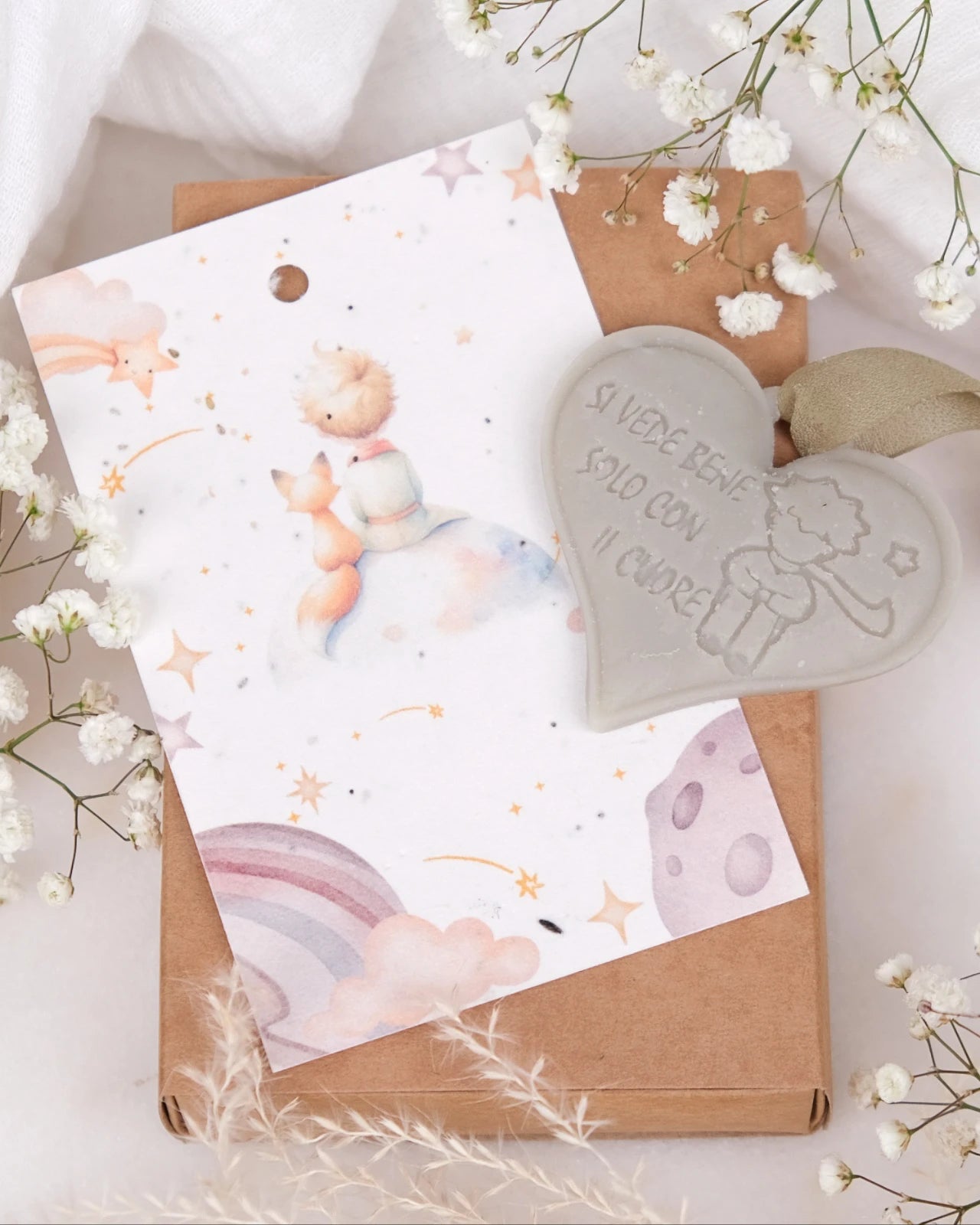 Tavoletta in cera di soia Il Piccolo Principe con cartolina carta semi piantabile e nastro crepe di seta | Profumo solido per armadi e cassetti | L'essenziale è invisibile agli occhi - verde salvia