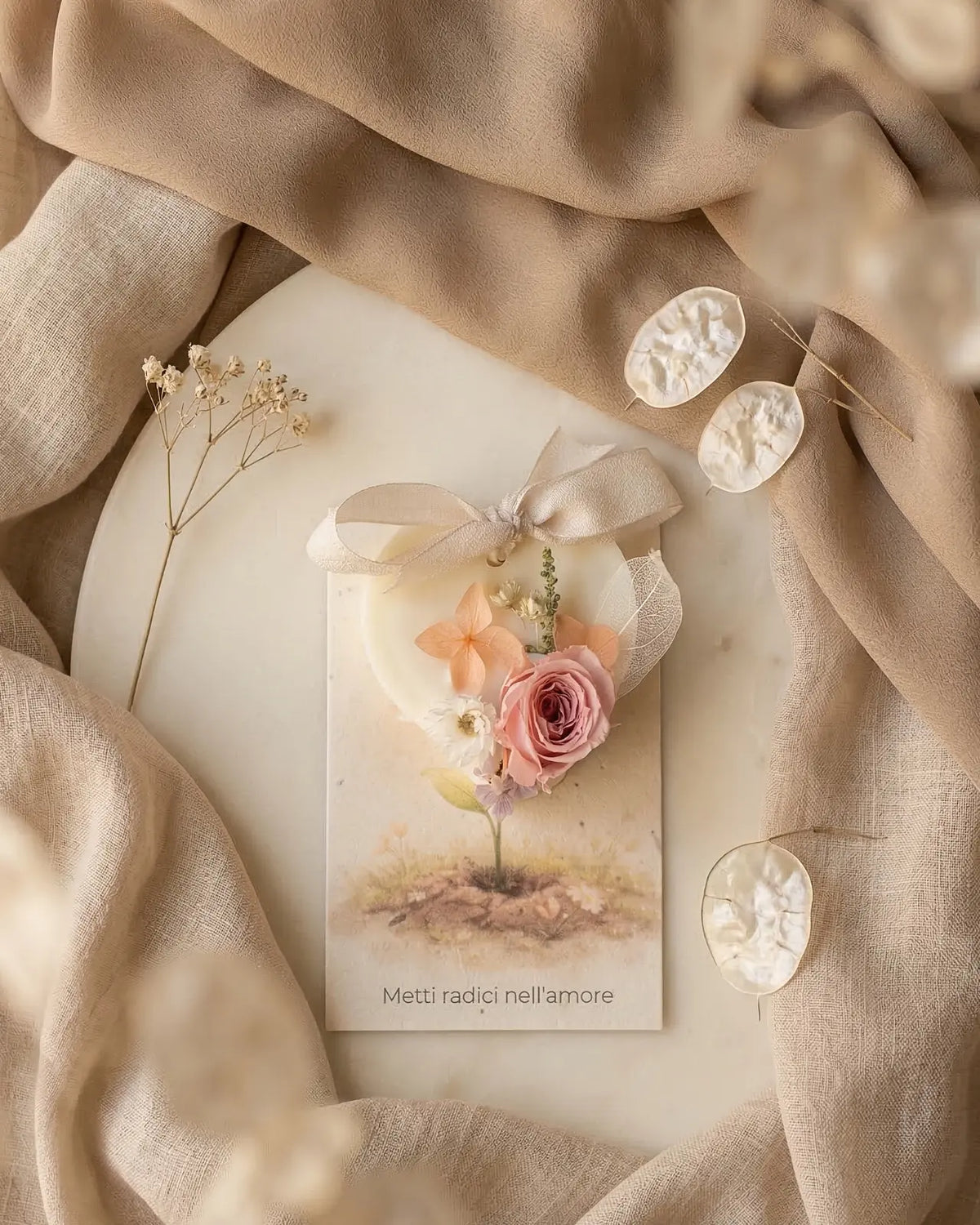 Profumatore naturale Radici - Tavoletta in cera di soia cuore con composizione botanica - Illustrazione botanica onirica con germoglio che emerge dalla terra - Carta piantabile inclusa - Io Sono La Luce - Roma