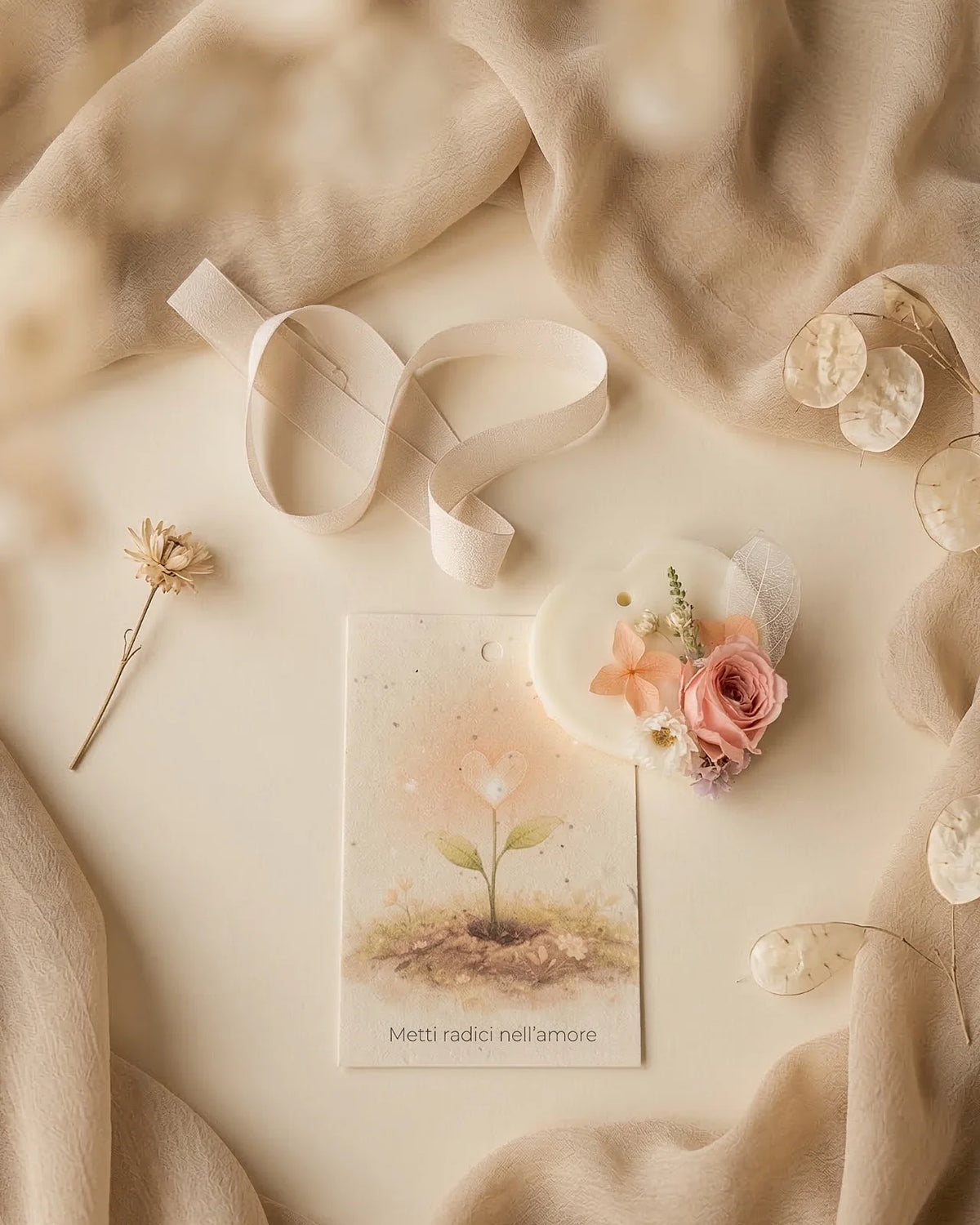 Profumatore naturale Radici - Tavoletta in cera di soia con composizione botanica - Illustrazione botanica onirica con germoglio che emerge dalla terra - Carta piantabile inclusa - Io Sono La Luce: Metti radici nell'amore