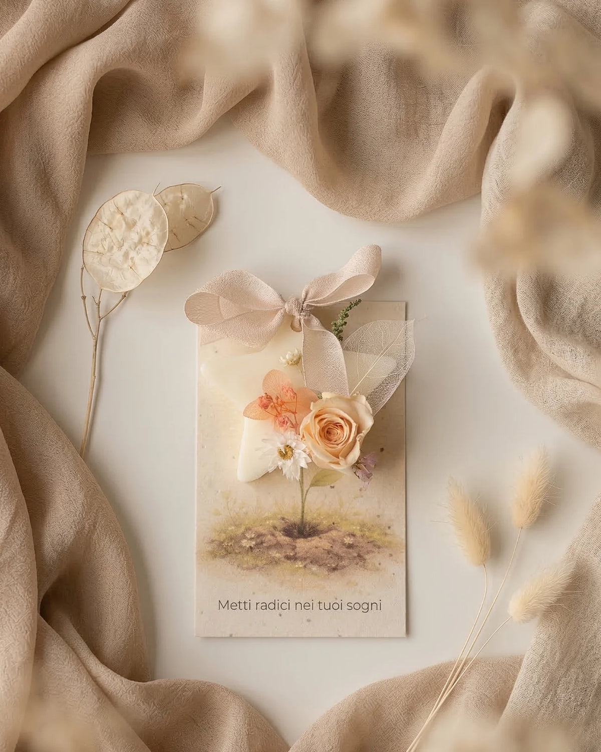 Profumatore naturale Radici - Tavoletta in cera di soia stella con composizione botanica - Illustrazione botanica onirica con germoglio che emerge dalla terra - Carta piantabile inclusa - Io Sono La Luce - Roma