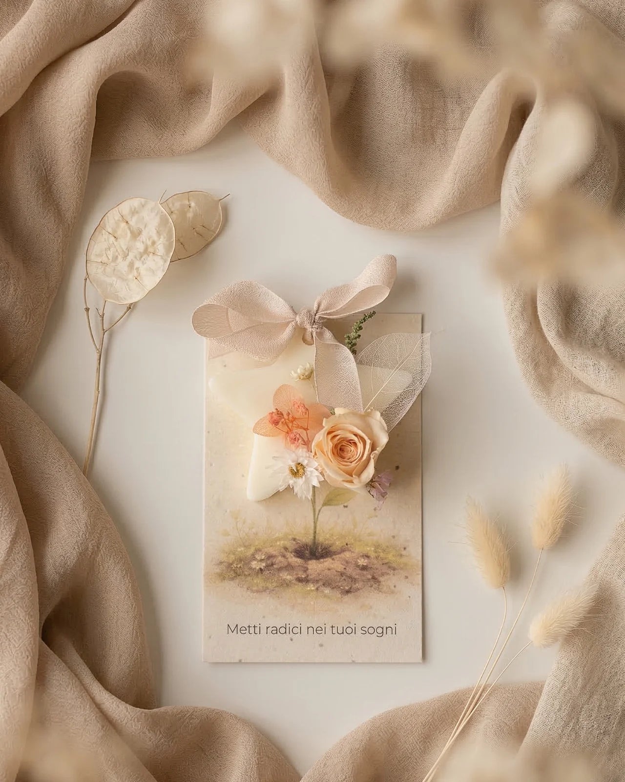 Profumatore naturale Radici - Tavoletta in cera di soia stella con composizione botanica - Illustrazione botanica onirica con germoglio che emerge dalla terra - Carta piantabile inclusa - Io Sono La Luce - Roma