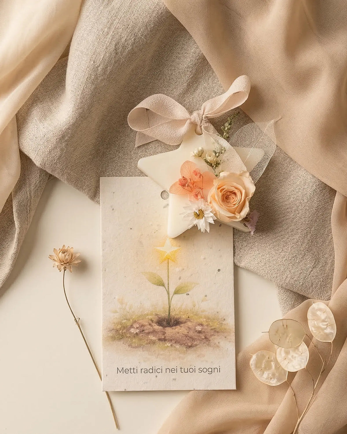 Profumatore naturale Radici - Tavoletta in cera di soia con composizione botanica - Illustrazione botanica onirica con germoglio che emerge dalla terra - Carta piantabile inclusa - Io Sono La Luce: Metti radici nei tuoi sogni 