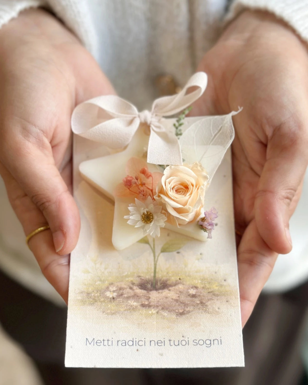 Profumatore naturale Radici - Tavoletta in cera di soia stella con composizione botanica - Illustrazione botanica onirica con germoglio che emerge dalla terra - Carta piantabile inclusa - Io Sono La Luce