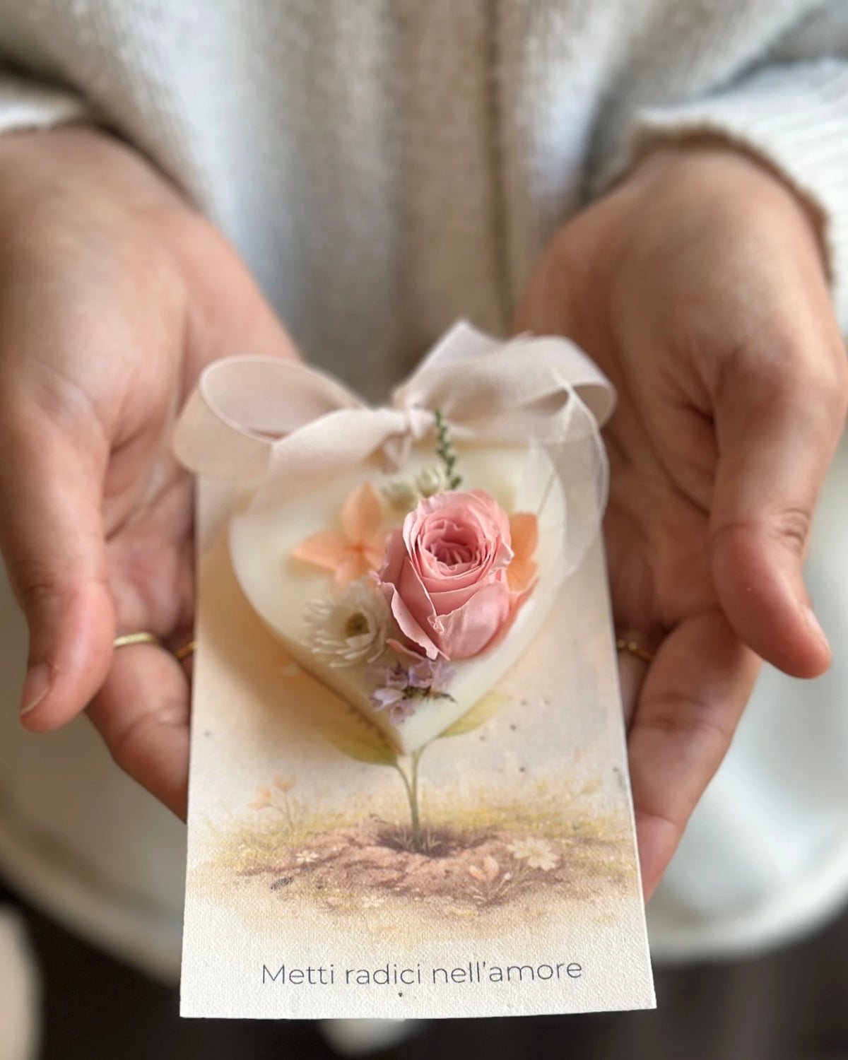 Profumatore naturale Radici - Tavoletta in cera di soia cuore con composizione botanica - Illustrazione botanica onirica con germoglio che emerge dalla terra - Carta piantabile inclusa - Io Sono La Luce