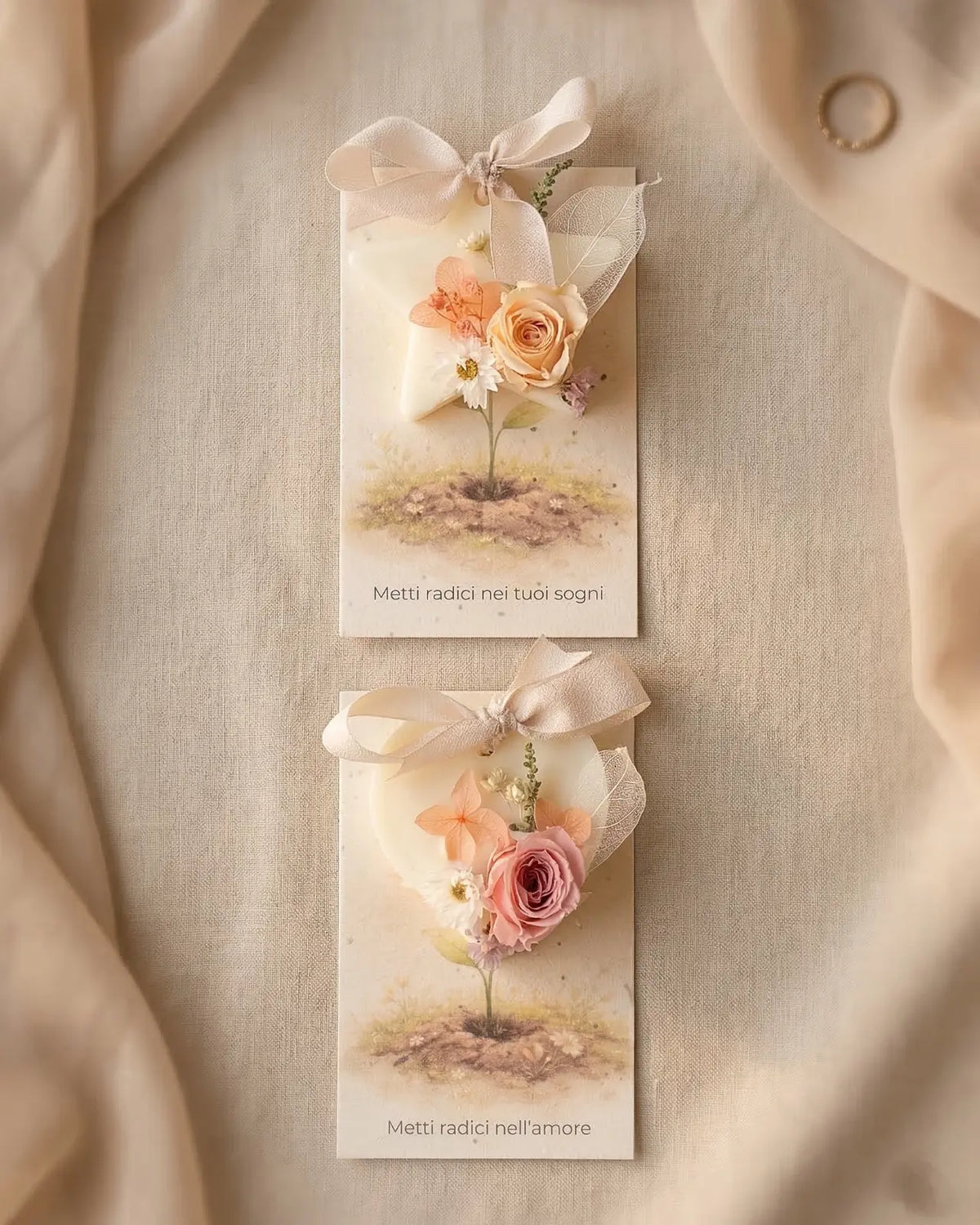 Profumatore naturale Radici - Tavoletta in cera di soia con composizione botanica - Illustrazione botanica onirica con germoglio che emerge dalla terra - Carta piantabile inclusa - Io Sono La Luce