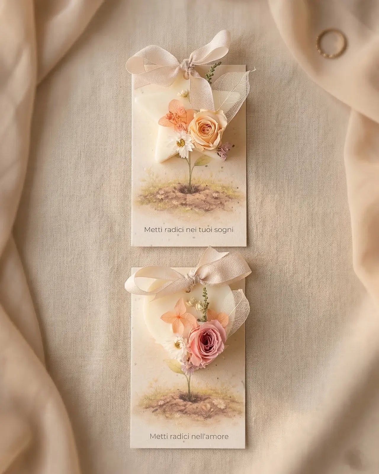 Profumatore naturale Radici - Illustrazione botanica onirica con germoglio che emerge dalla terra - Carta piantabile inclusa - Io Sono La Luce