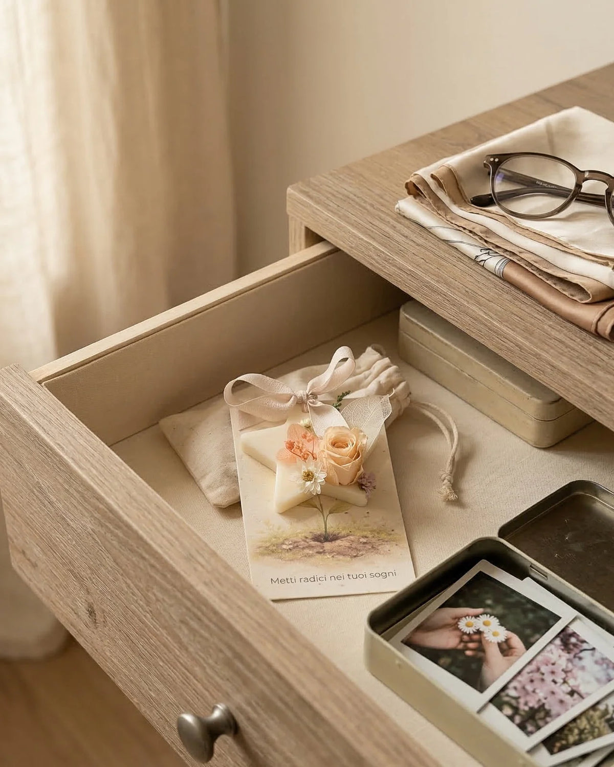 Profumatore naturale Radici - Tavoletta in cera di soia con composizione botanica posata dentro un cassetto per profumare - Io Sono La Luce