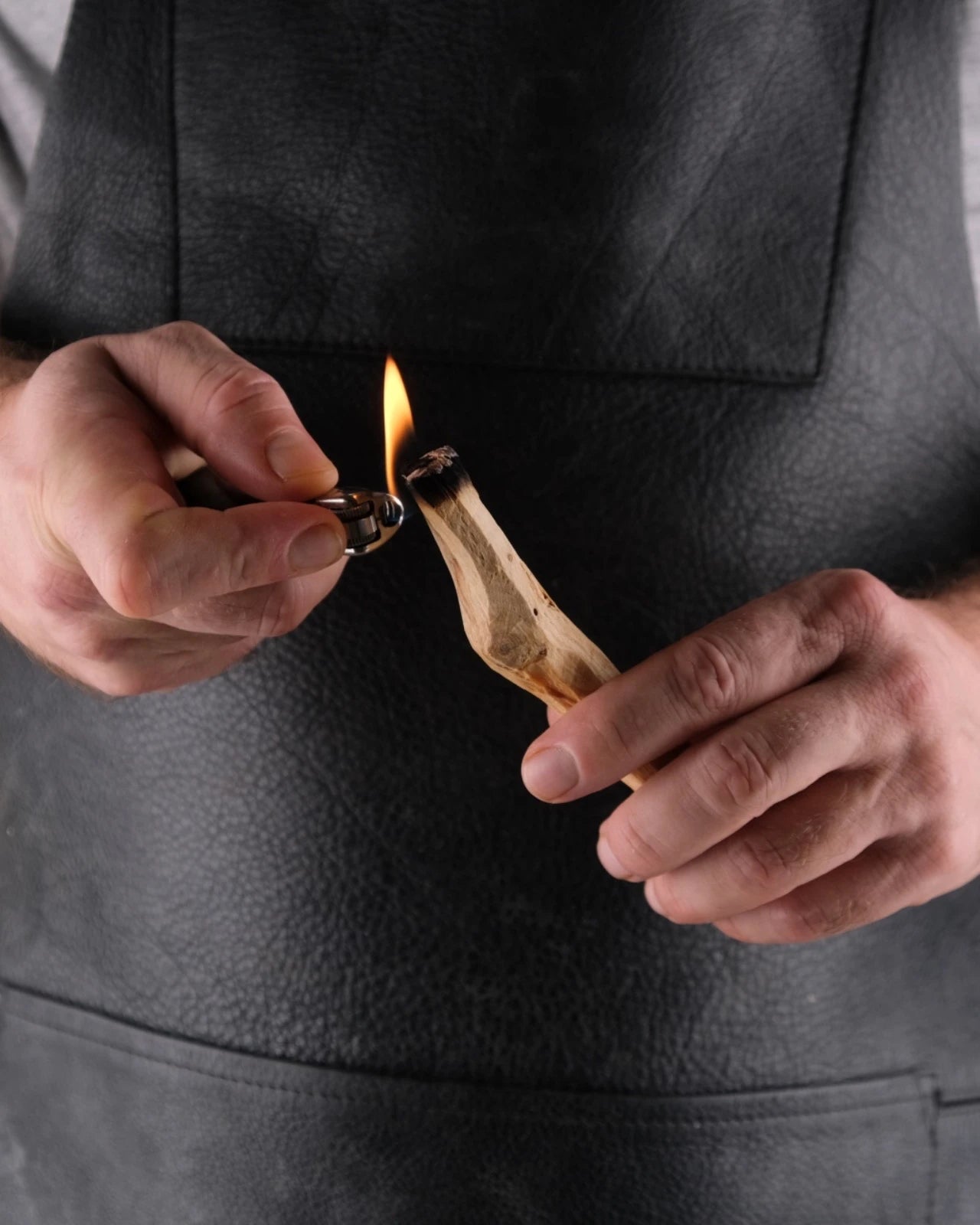 Palo Santo acceso con fumo bianco durante rituale di purificazione