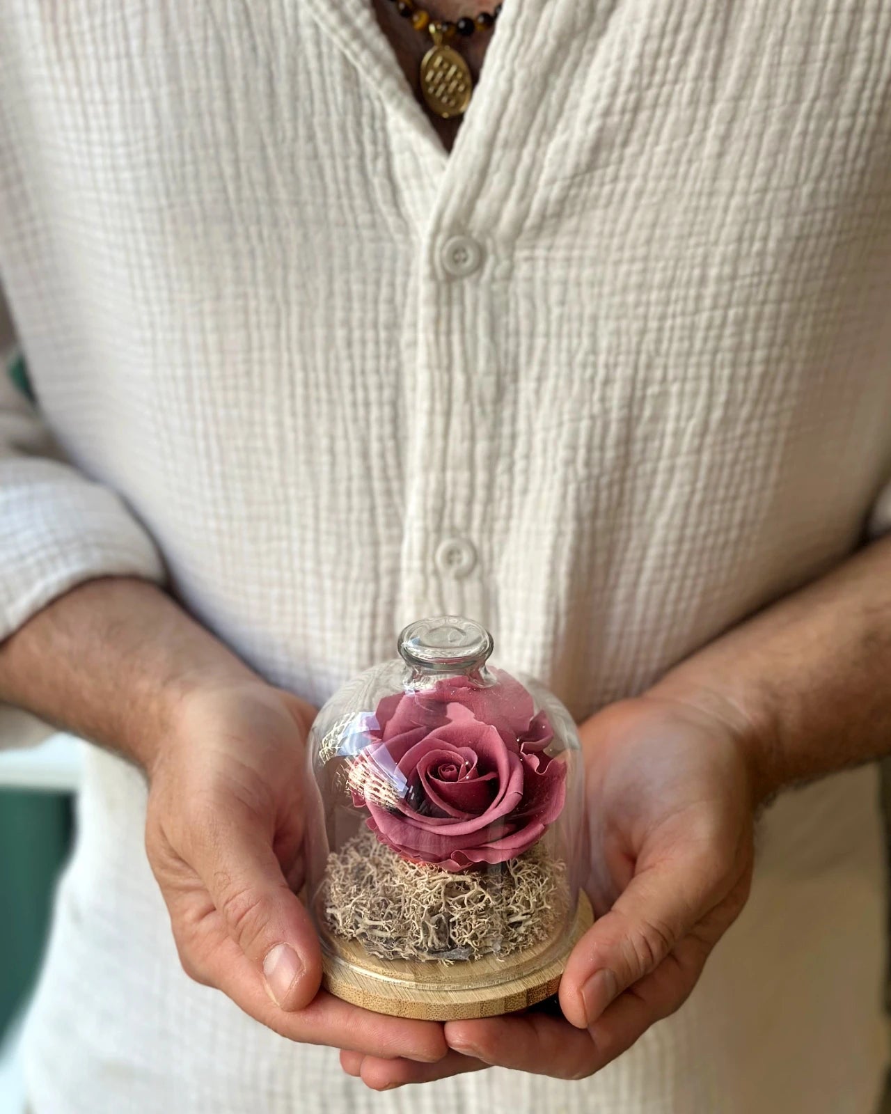 Tre Rose Conservate Sotto Cupola Di Vetro Con Luce LED: L'eleganza Viola Che Non Appassisce Mai