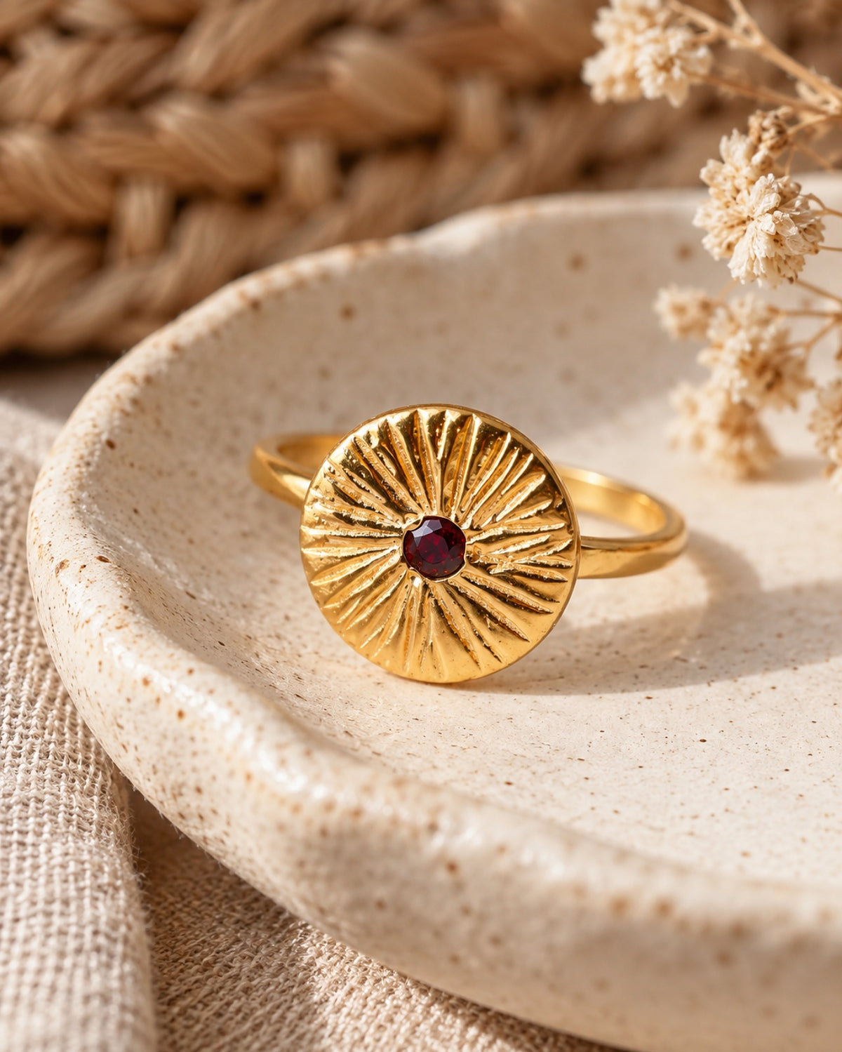 Solana - Anello artigianale Made in Paris in ottone placcato oro 18K 2 micron con sole inciso e pietra naturale di granato | Io Sono La Luce Roma