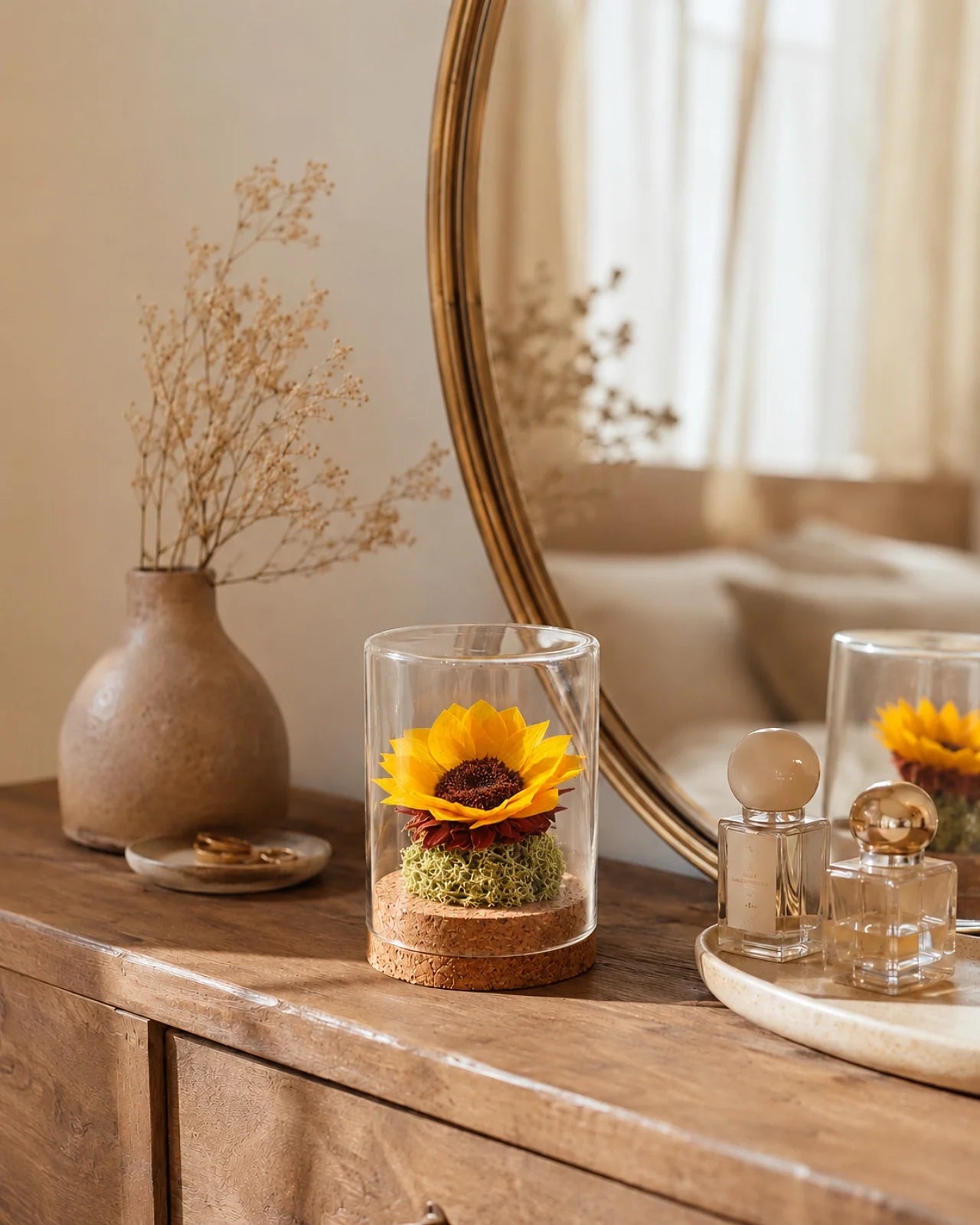 Girasole eterno sotto vetro su comò beauty con specchio, decorazione vanity naturale elegante