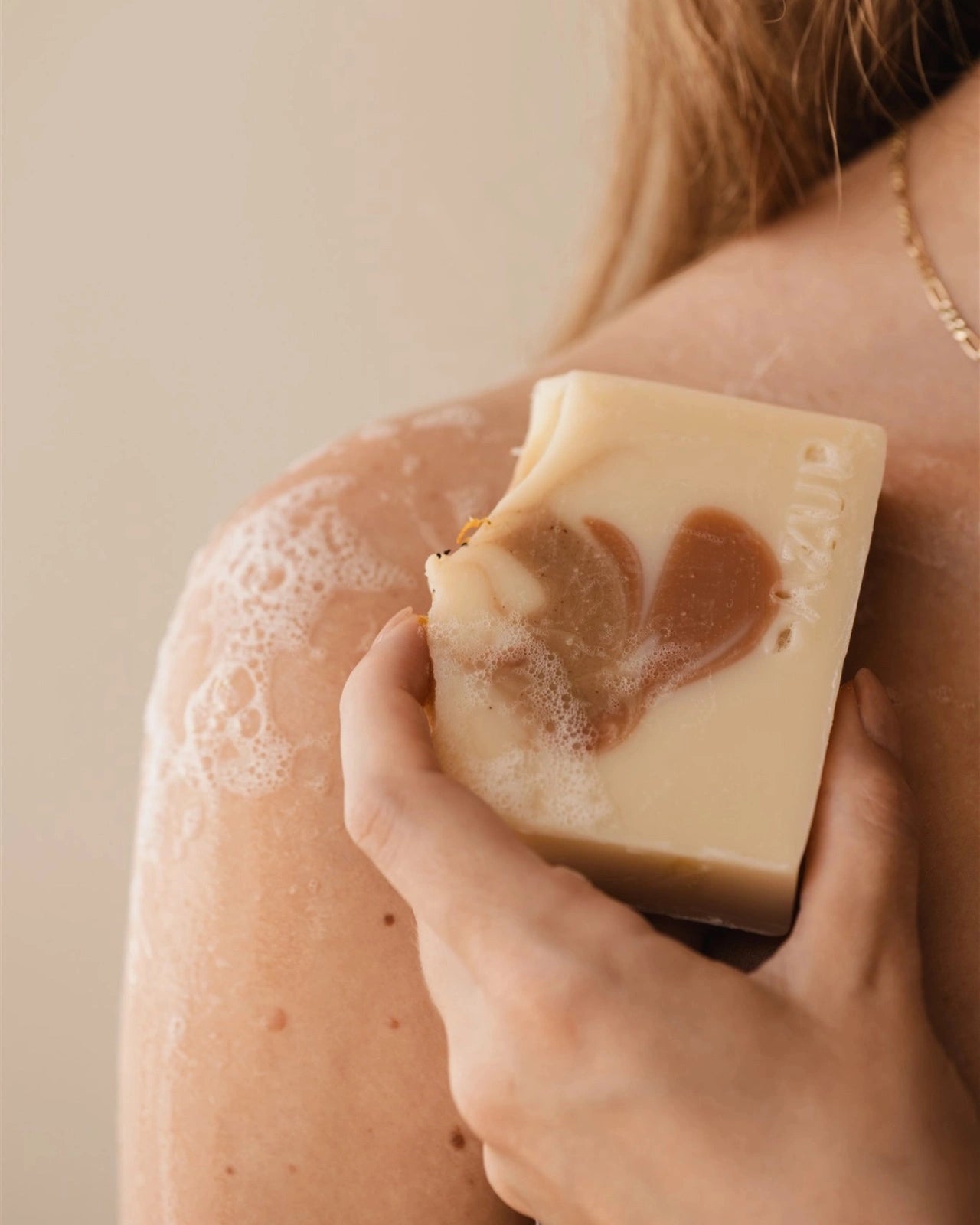 Sapone solido naturale artigianale vegano ed ecofriendly profumo speziato con oli essenziali di cannella, patchouli, arancio e cedro 