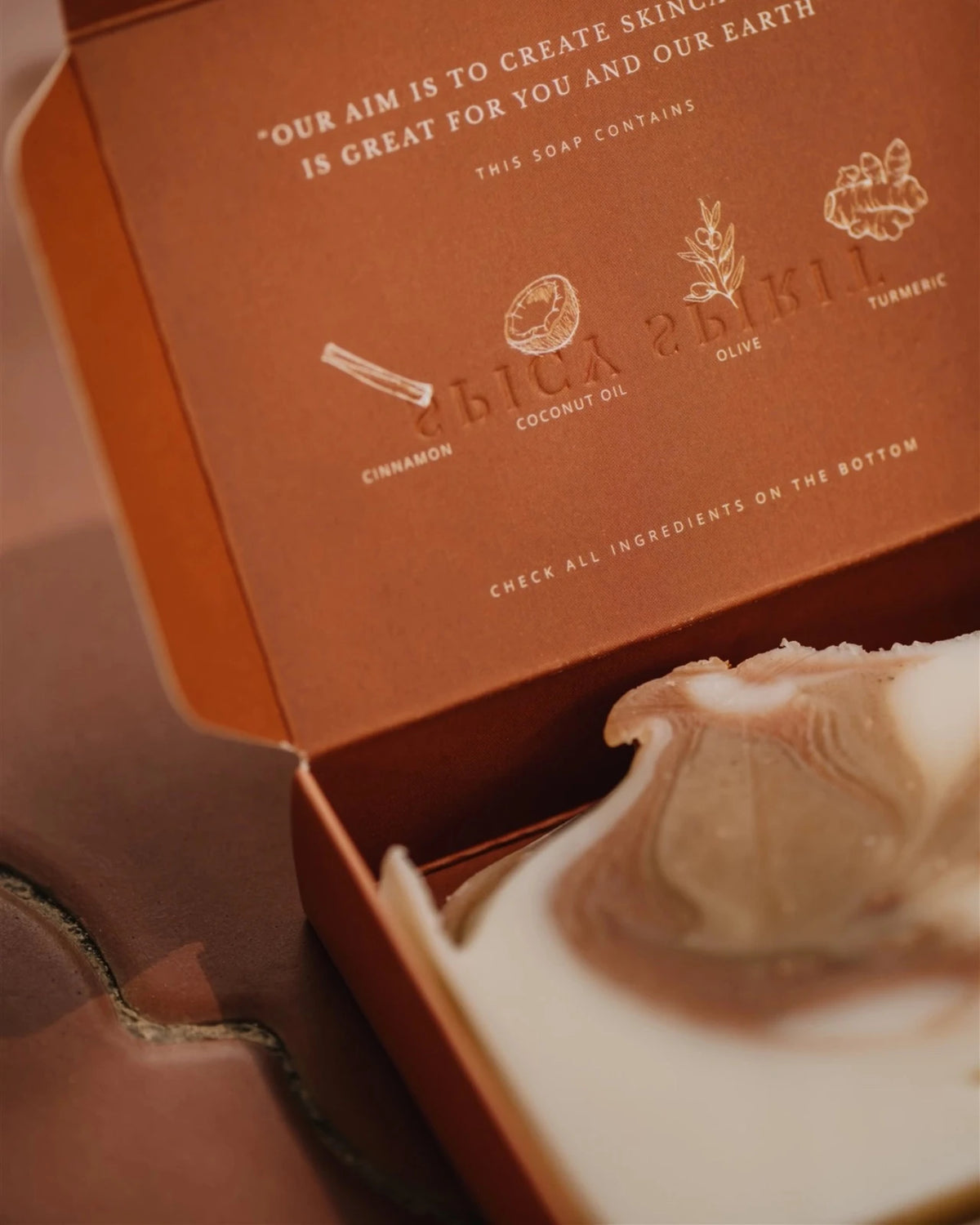Sapone solido naturale artigianale vegano ed ecofriendly profumo speziato con oli essenziali di cannella, patchouli, arancio e cedro con scatolina regalo