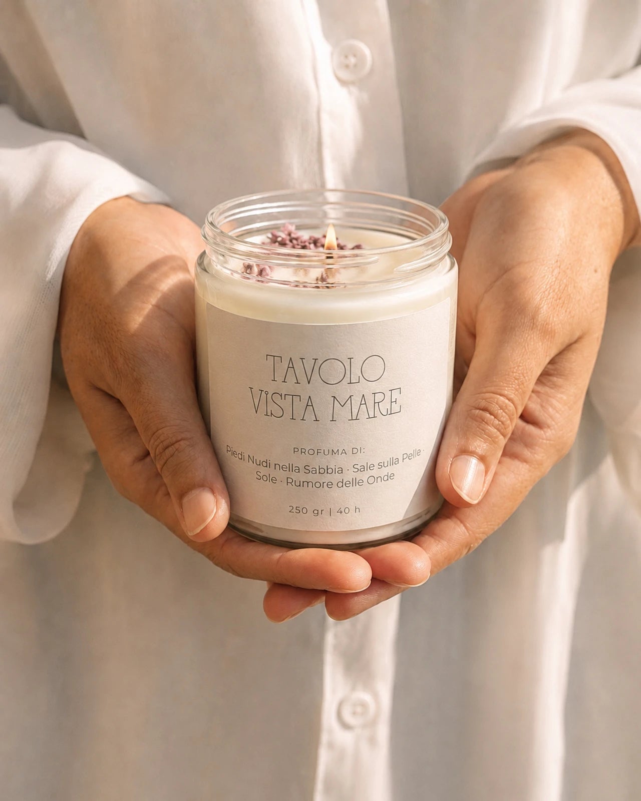 Collezione Stop al Tempo: candele per rituali di slow living e per rallentare il tempo | Tavolo Vista Mare - formato grande 250 gr