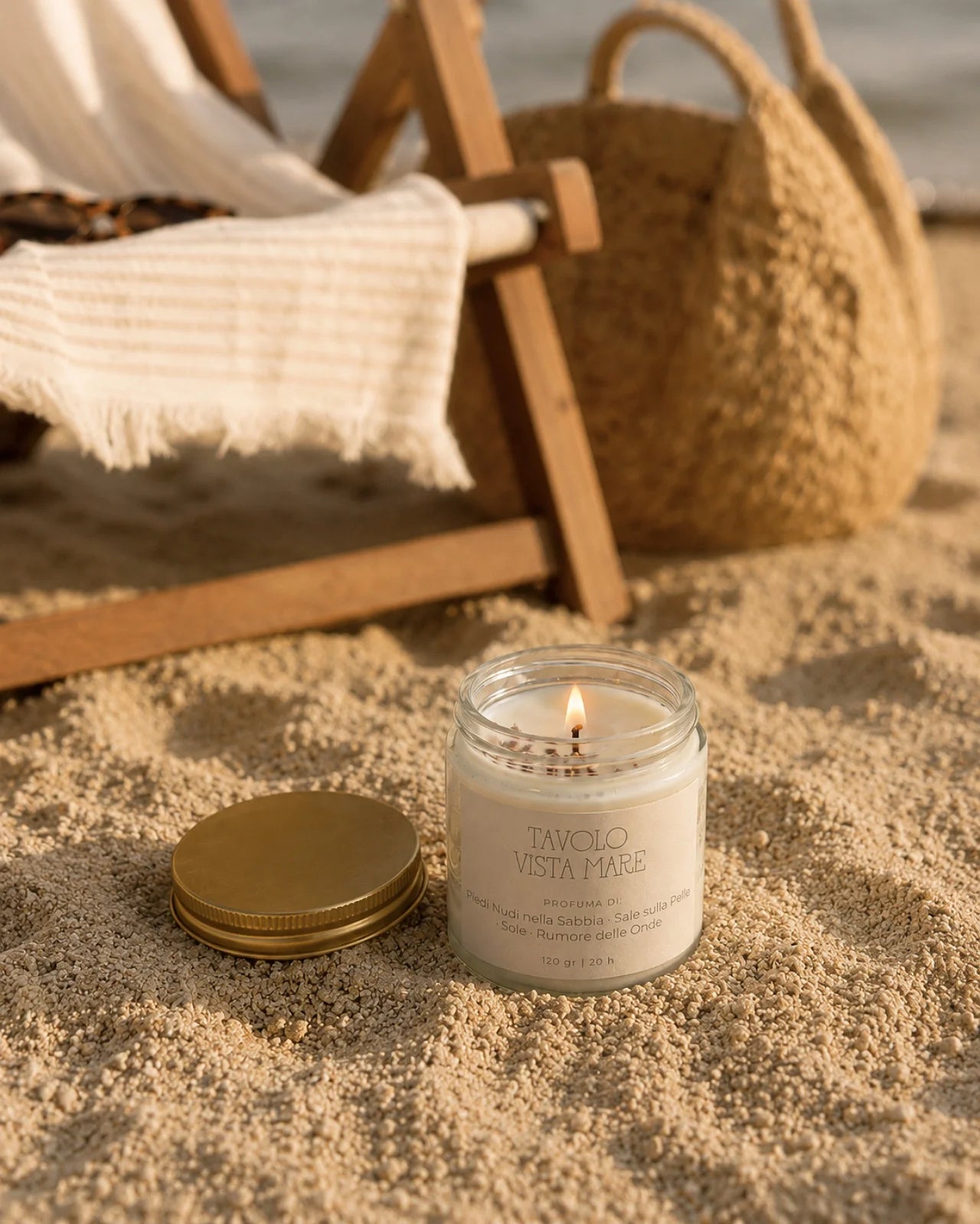 Collezione Stop al Tempo: candele per rituali di slow living e per rallentare il tempo | Tavolo Vista Mare profumo di piedi nudi sulla sabbia, sale sulla pelle, sole, rumore delle onde