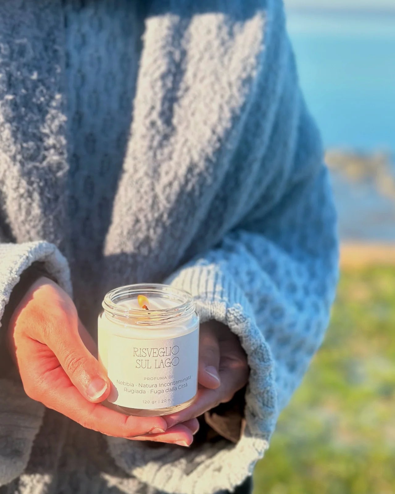 Candela in cera di soia naturale al profumo di natura incontaminata, note acquatiche e floreali. Il tuo momento di mindfulness perfetto, di calma e silenzio.