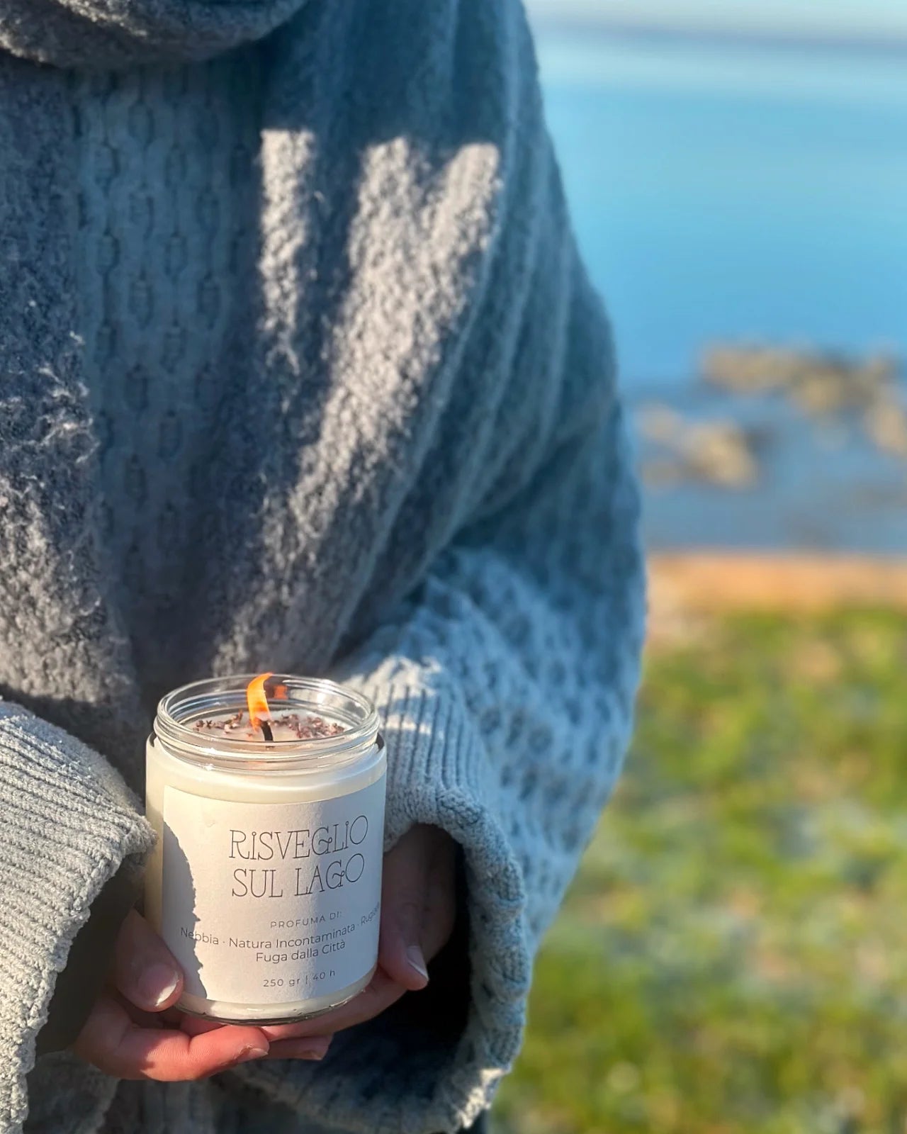 Candela in cera di soia naturale al profumo di natura incontaminata, note acquatiche e floreali. Formato 250 gr