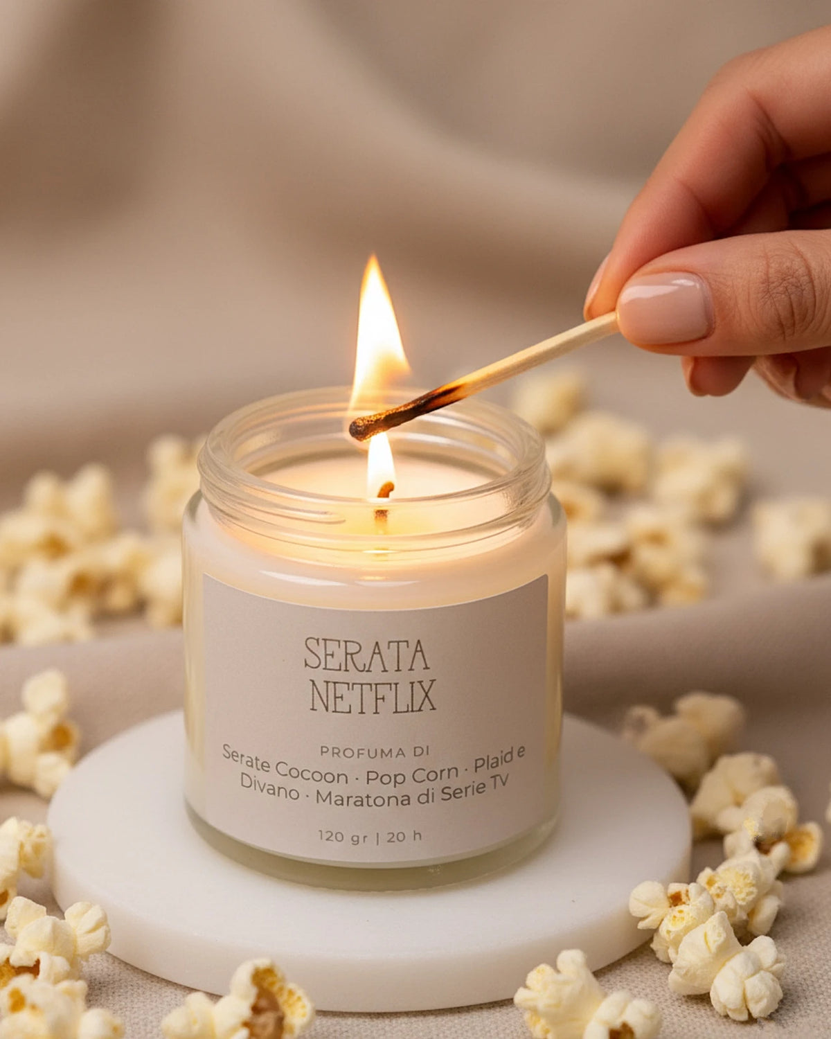 Candele sensoriali slow living - Collezione Stop al Tempo - Serata Netflix - Candela profumata in cera di soia al profumo di pop corn, plaid e divano, serate cocoon e maratona di serie tv - formato piccolo 120 gr