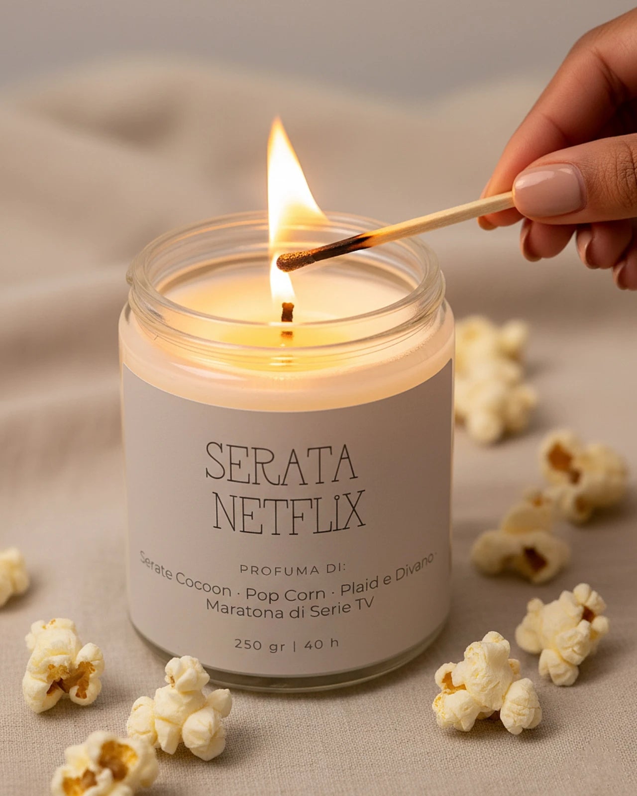 Candele sensoriali slow living - Collezione Stop al Tempo - Serata Netflix - Candela profumata in cera di soia al profumo di pop corn, plaid e divano, serate cocoon e maratona di serie tv - formato 250 gr 