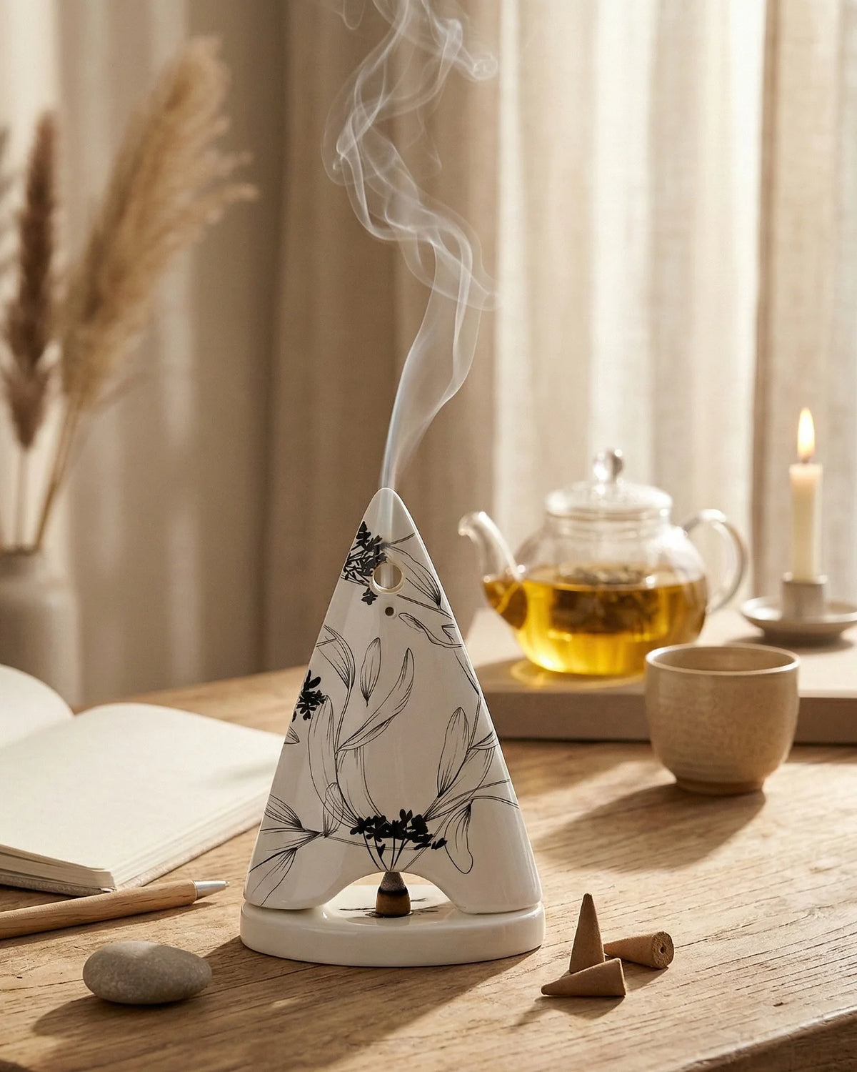 Incensiere porcellana forma piramidale con cono di incenso, oggetto decorativo e rituale 
