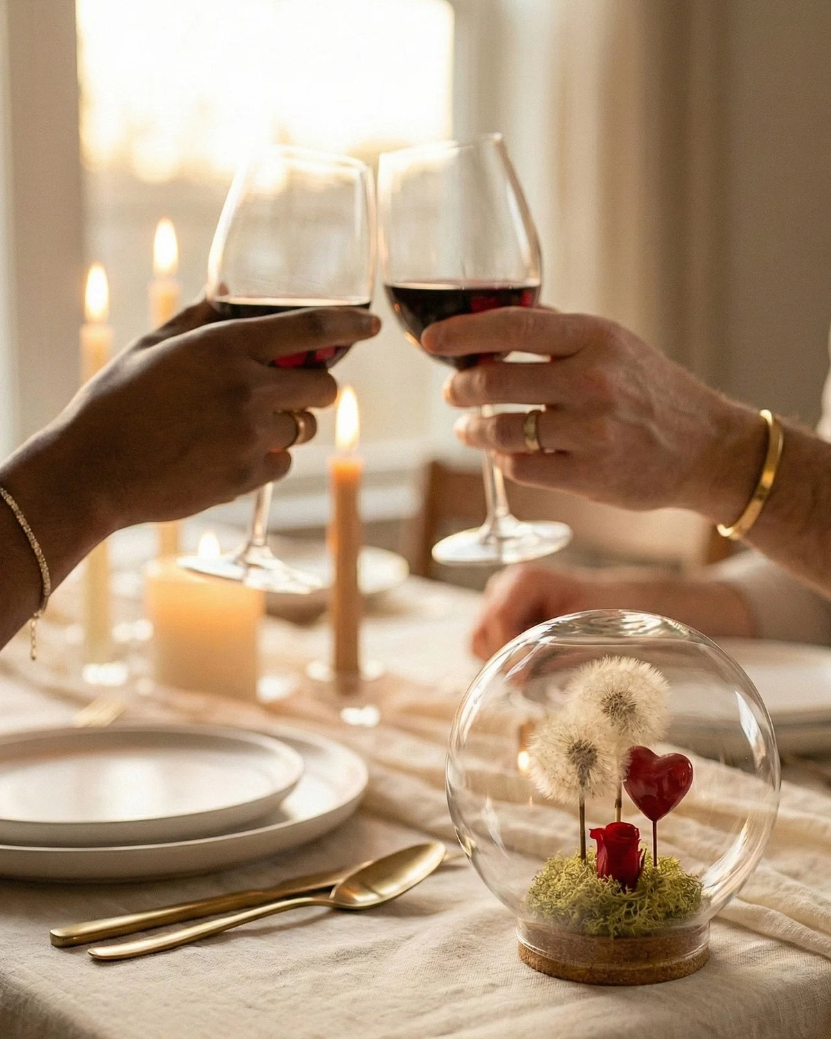 Terrarium botanico Ubi Tu Ibi Ego su tavola apparecchiata coppia brinda vino rosso - regalo amore consapevole