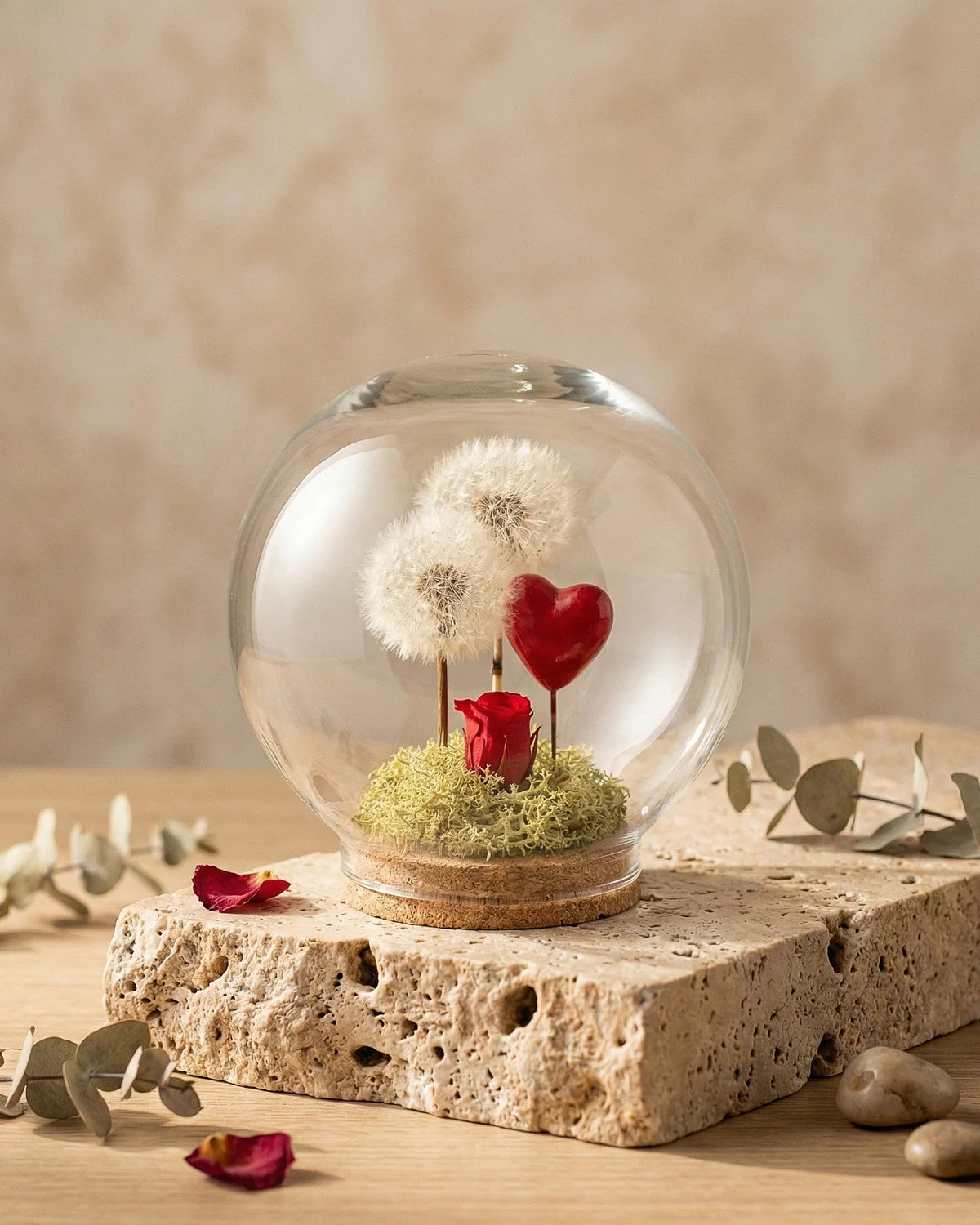 Terrarium vetro soffioni preservati rosa stabilizzata su pietra naturale rami eucalipto - composizione botanica