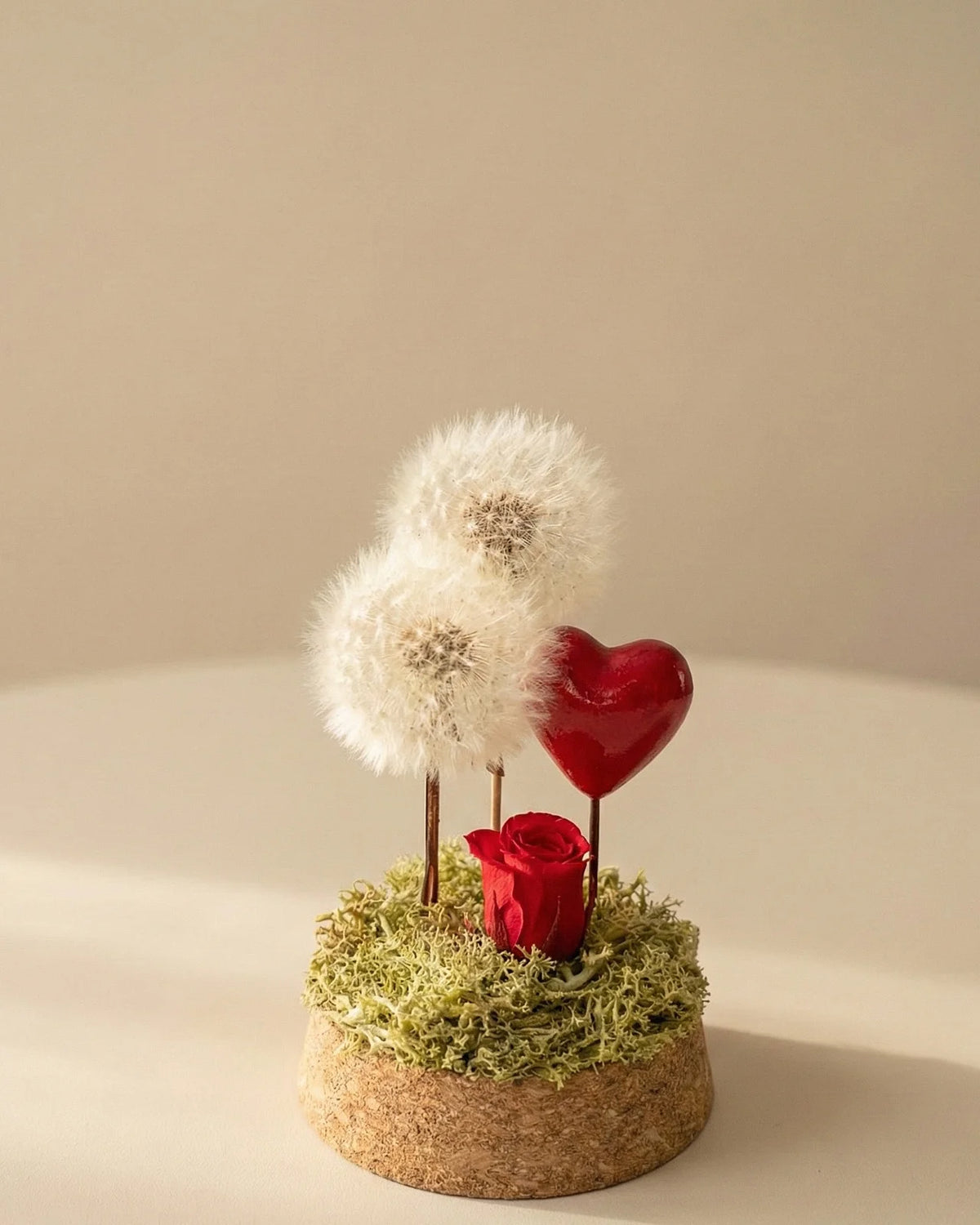 Terrarium botanico Ubi Tu Ibi Ego con soffioni preservati e rosa rossa stabilizzata in cupola vetro su base sughero - regalo romantico coppia anniversario